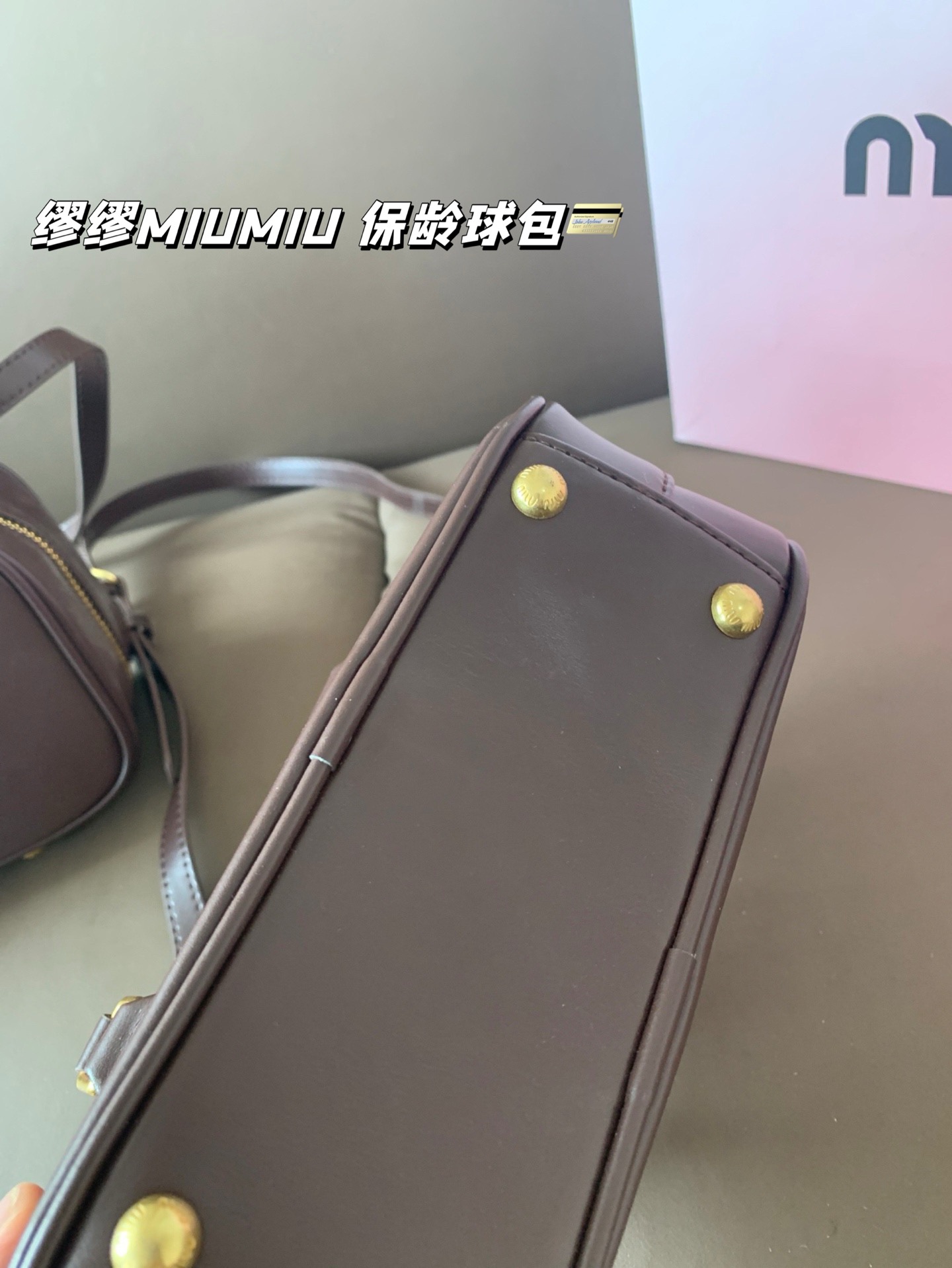 大P235 小P230 配礼盒🎁 缪缪MIUMIU 保龄球包 质感爆棚的美 上身真的太太太有质感啦 日常逛街不要太吸晴 尺寸：大28*13 小22*11