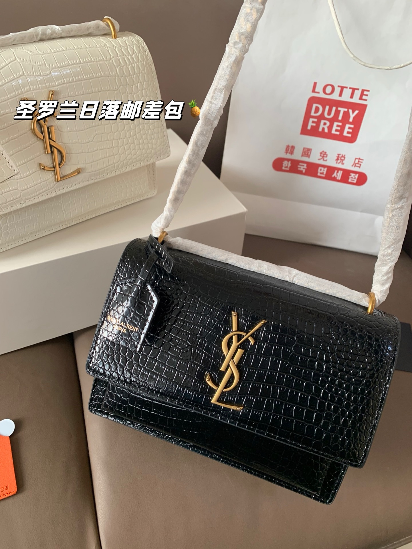 P200 鳄鱼纹 配飞机盒折叠盒子 圣罗兰独家📷实拍】ysl专柜同款 日落邮差包 新鲜出炉啦‼️简直是美到人心啦 高端货 原版五金logo 首选进口皮料 质感超赞😍😍所谓人人必备一款圣罗兰 这个款式必须自留 经典版型! 真的是让人眼前一亮 喜欢的美妞抓紧啦 实物简直太美💕尺寸22*16