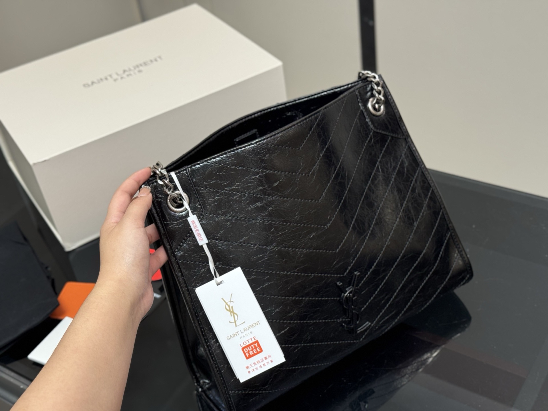 &yen;200 配全套包装 size：32*27 圣罗兰的托特包 抓皱油蜡牛皮 niki shopping bag 很不一样杨树林 niki和这款托特确实是别出心裁的设计有种莫名其妙的时髦