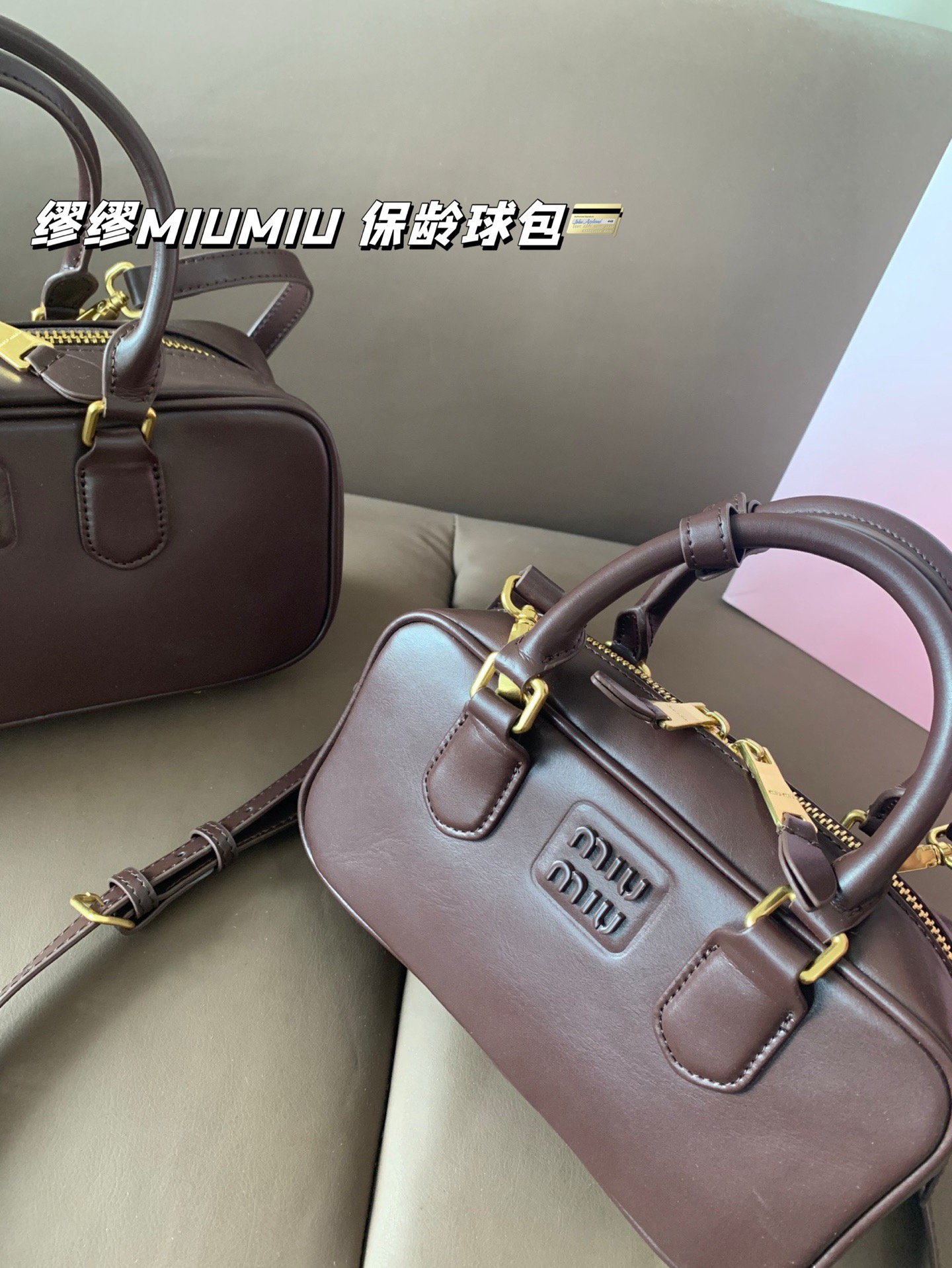 大P235 小P230 配礼盒🎁 缪缪MIUMIU 保龄球包 质感爆棚的美 上身真的太太太有质感啦 日常逛街不要太吸晴 尺寸：大28*13 小22*11