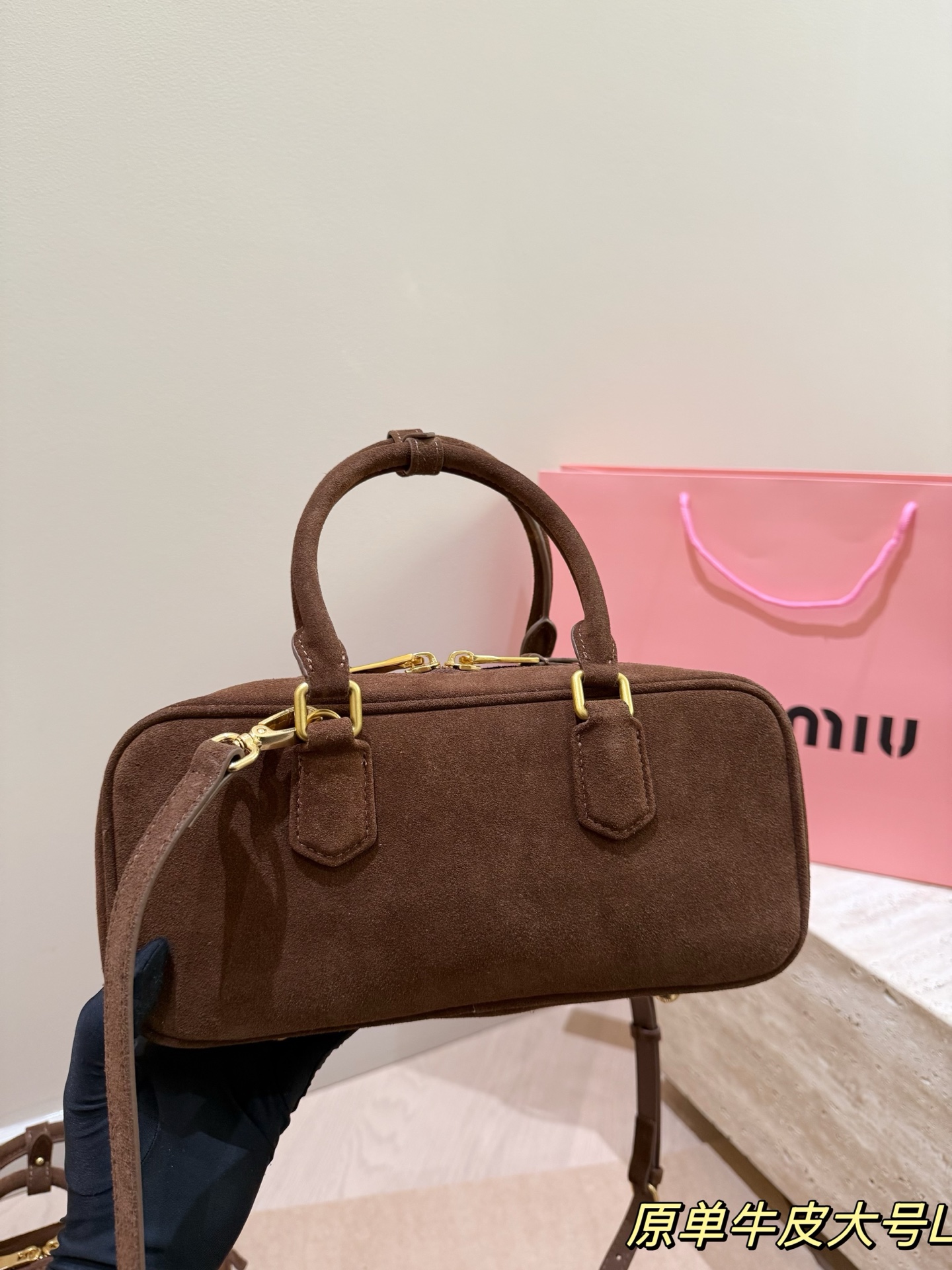 头层牛皮 P275 Miu新品 高级麂皮保龄球包 时尚绝美 大方且与众不同 日常 出街必入款 凸显功能性 实用主义 柔软舒服的触感 彰显 MiuMiu 女性愈加自信，务实，前卫和酷炫的态度 尺寸：28.16cm配礼盒🎁