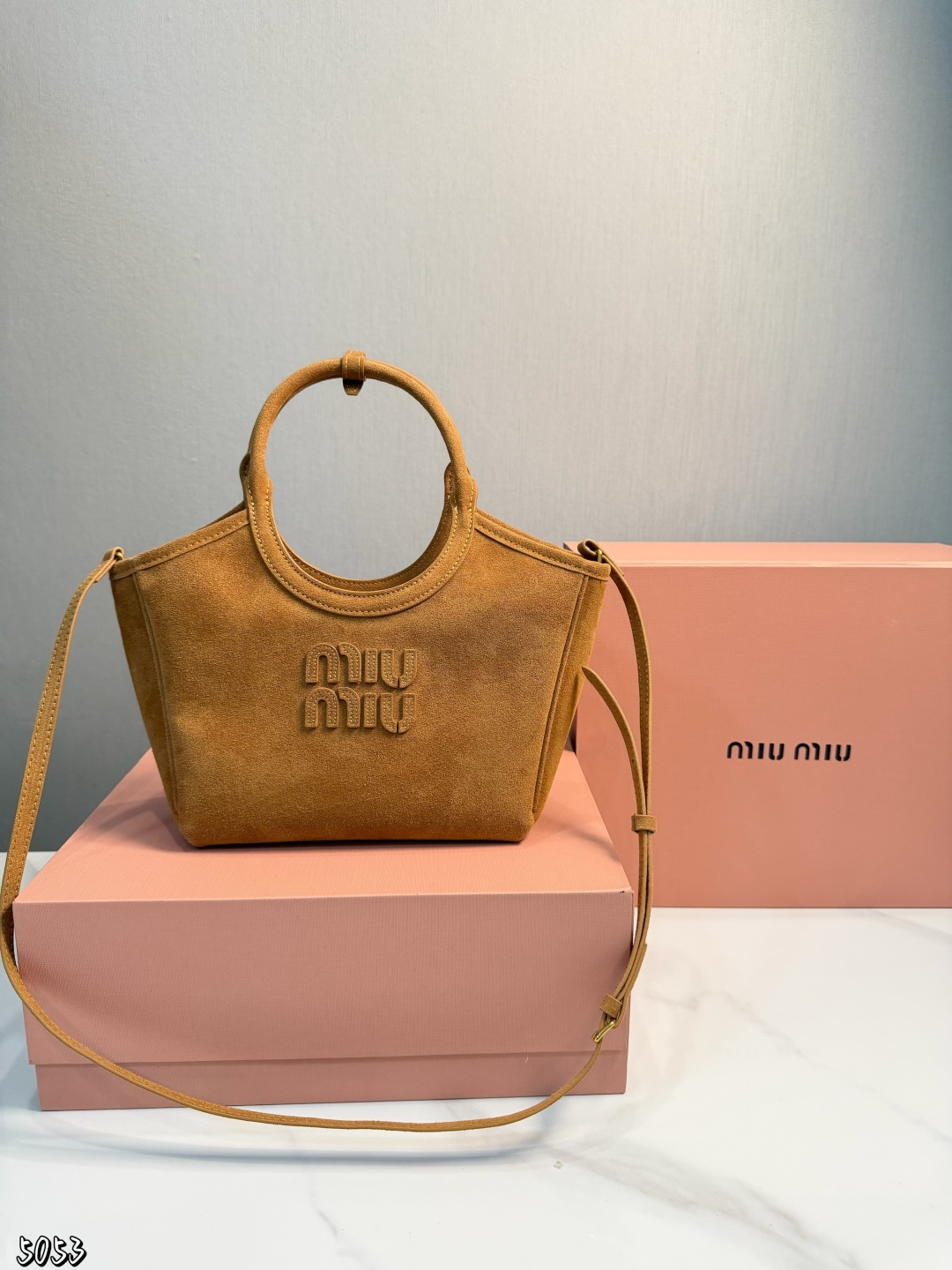 ❤️p170（礼盒包装）❤️ 缪缪MIUMIU托特包 伊势丹限定款hobo也太好看了 质感很高级容量超级大也很耐用尺寸：22*11*18cm 日常出街背它回头率百分百就是这种随性慵懒感