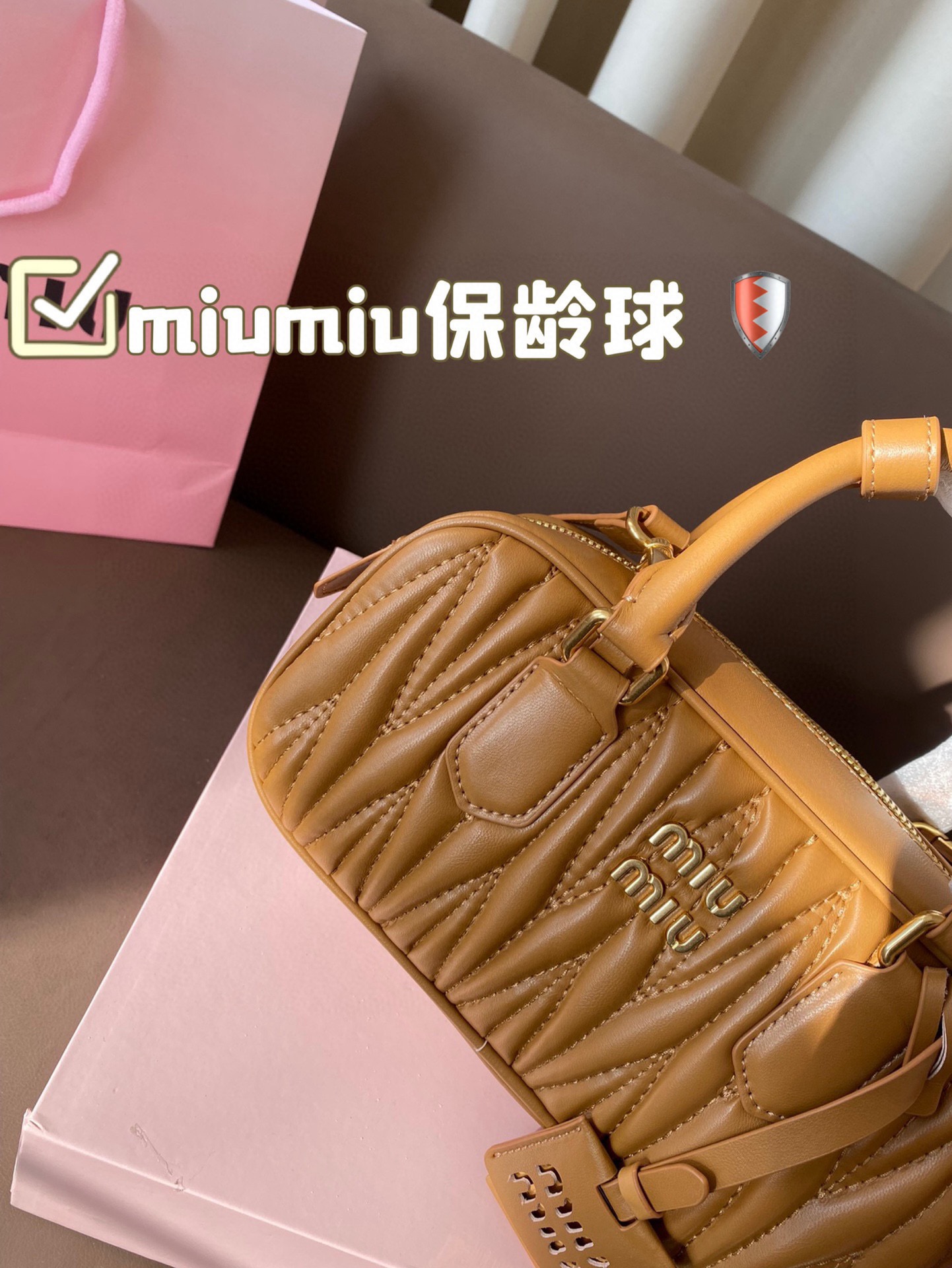 P200 配盒 size：23*12cm miumiu保龄球 新尺寸‼️ 很难不爱啊啊！ 这个尺寸很难不动心哦！ 可手拎也可斜挎 容量足足的~~ 出场就是miumiu小公主
