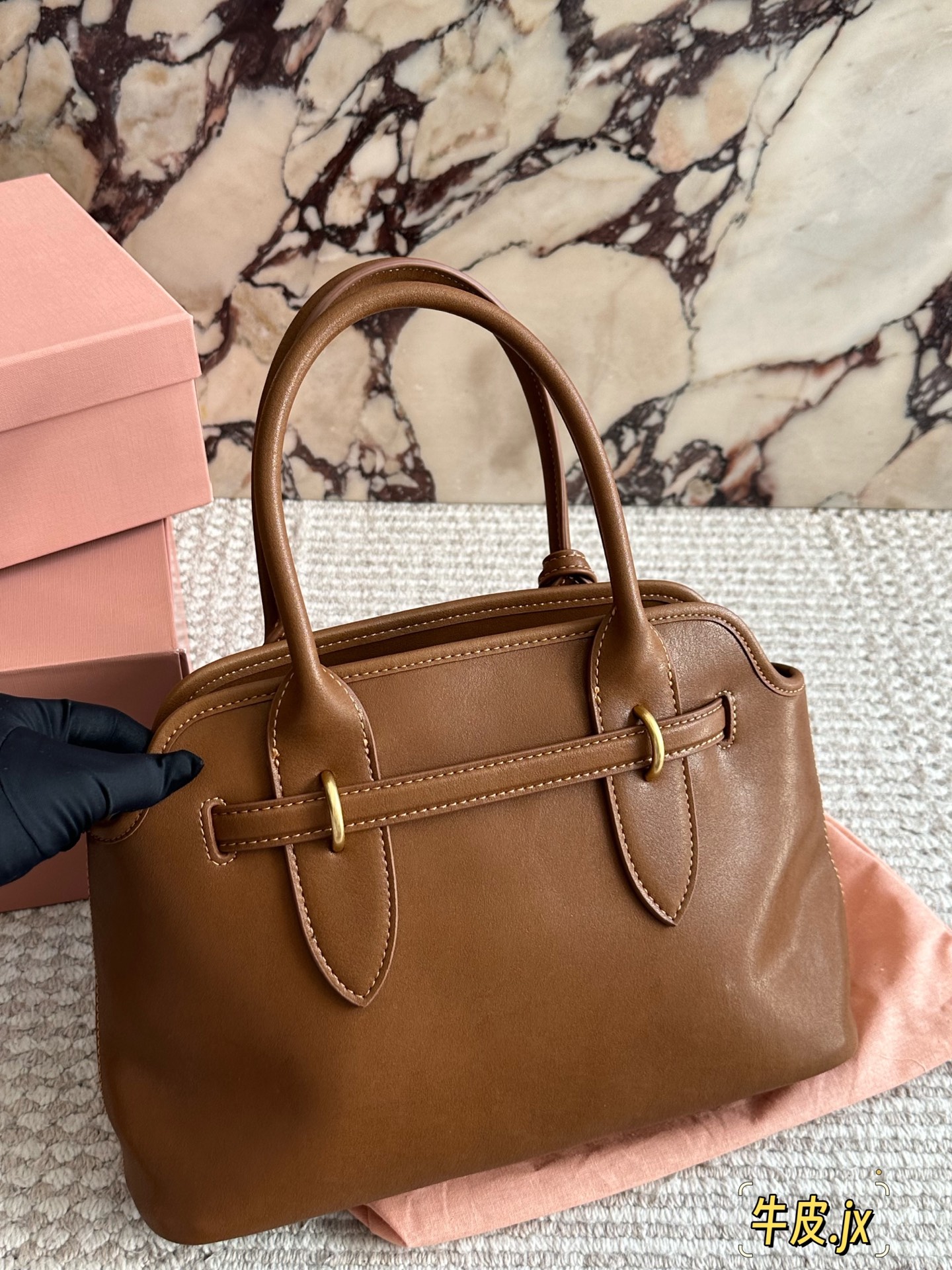 p250 原版皮 miumiu复古Aventure系列贝壳包 Aventure系列贝壳手提/斜挎包.上线啦! 24ss最流行款式,做旧褪色感的皮革颜色与质地,配上金属皮带搭扣高级又复古,采用小牛皮制作的包身设计精致,方正复古的造型 手提腋下斜挎包随意切换! 优雅通勤超好穿快快加入miu女孩吧! 尺寸:33 21cm复古包#牛皮包包