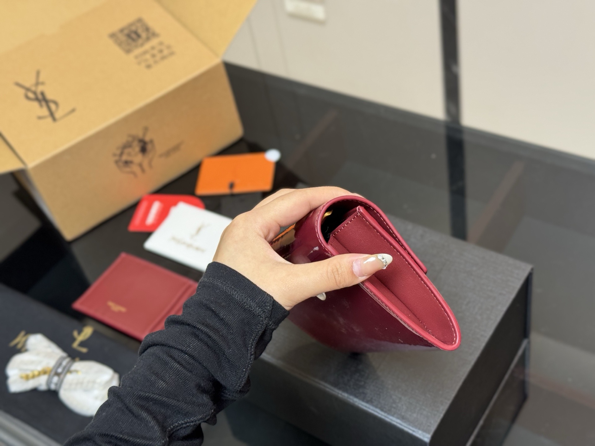 &yen;150 配折叠盒飞机盒 size：19*12cm 圣罗兰 woc二合一信封包 牛皮看起来质感特别好！耐磨耐用！ 🉑️斜挎🉑️