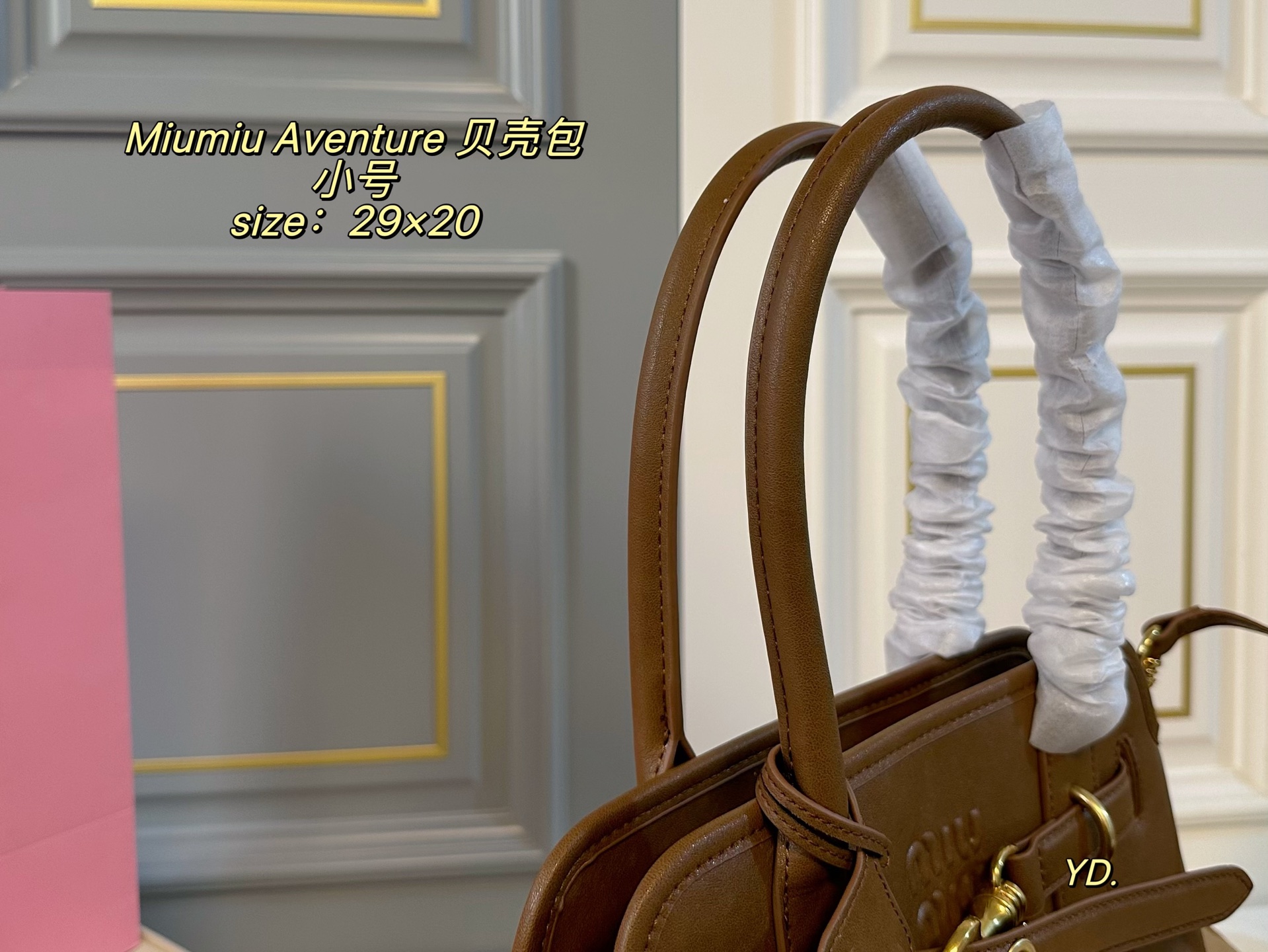 P230小号（无盒） size：29&times;20小号 MiuMiu缪缪新款Aventure24贝壳包 💕 皮质有种做旧年代感 复古感满满 自重轻，设计感强，洋气时髦 超大空间，又高级又能装‼️