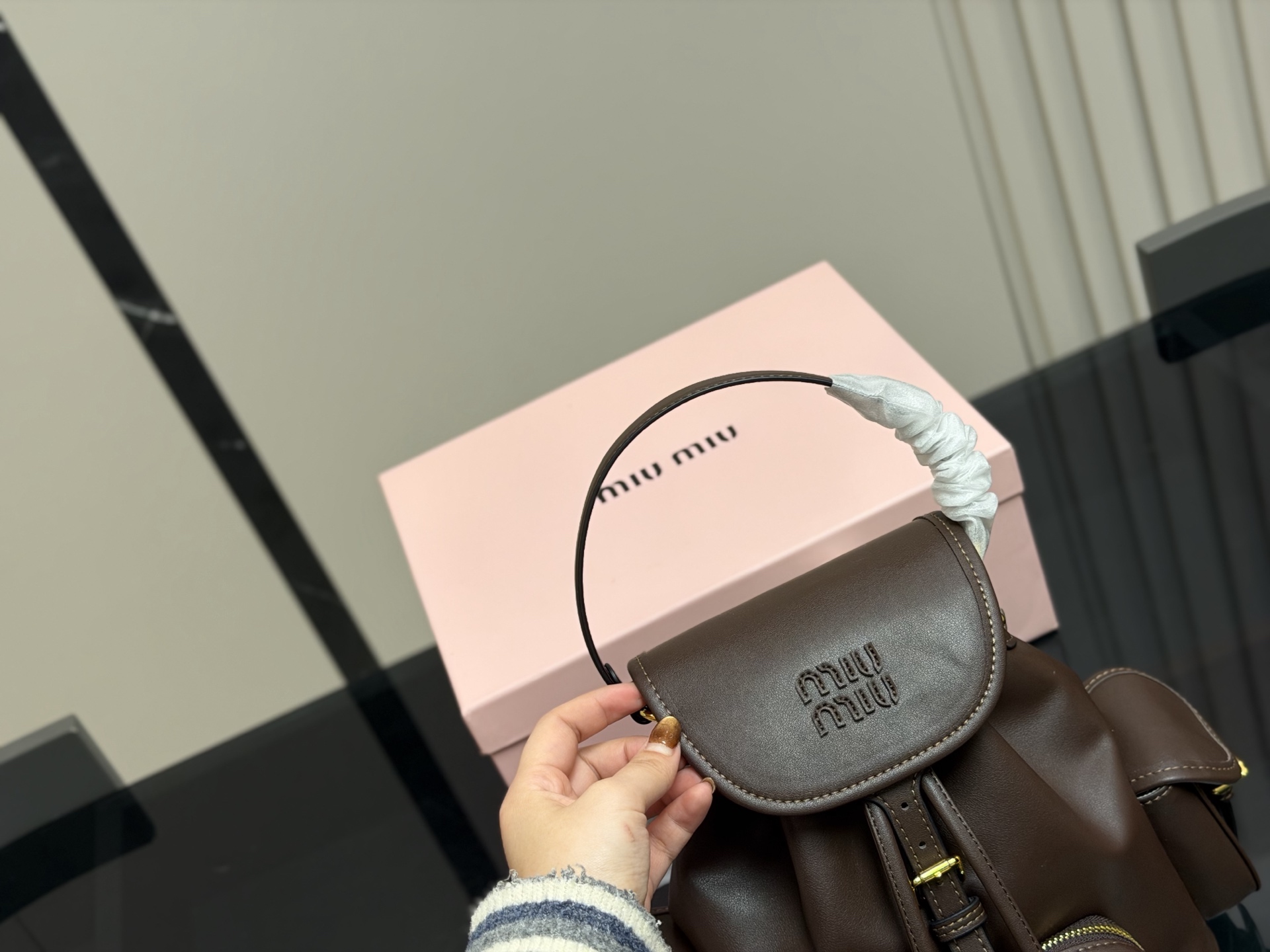 ¥210 配盒 size:21*23cm(小号) 又一季特别美丽的Miu Miu miumiu ss25 双肩包 少女心与摩登格调的碰撞 轻松拿捏时髦 轻便能装,质感绝绝子,miumiu的少女感+酷感完美结合~