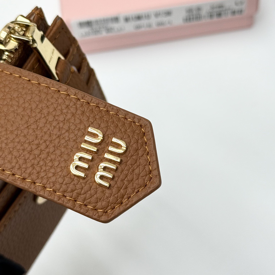 p85🎀miumiu V13🎀颜色 黑 棕🎀尺寸 11.5*10*3 🎀miumiu专柜最新款!专柜爆款热力来袭,釆用顶级进口牛皮,做工精细