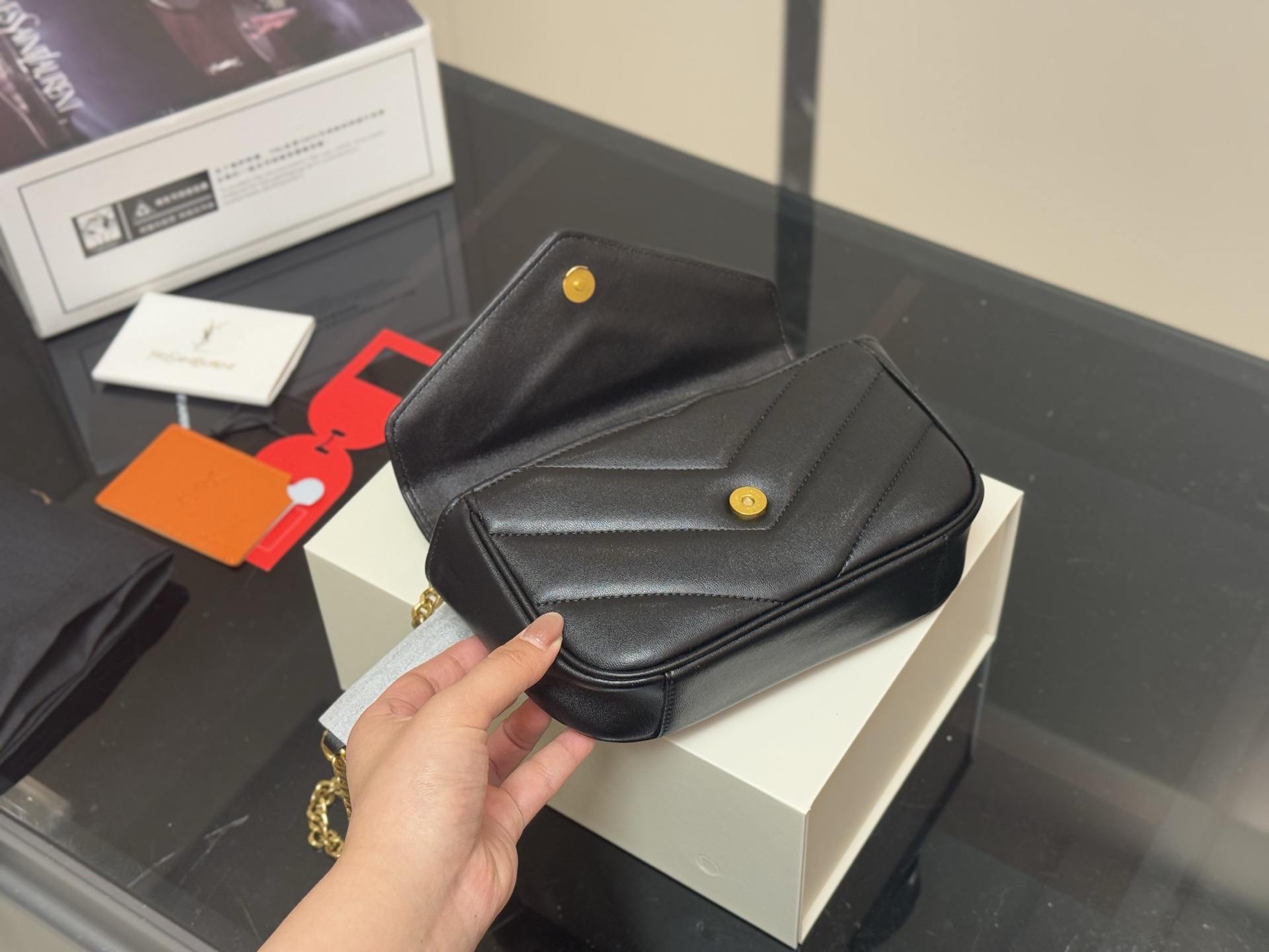 &yen;170 配折叠盒飞机盒 size：20.13cm ysl LOULOU PUFFER 圣罗兰软乎乎 黑金louloupuffer云朵包 中号的尺寸刚刚👌 搜索🔍圣罗兰ysl