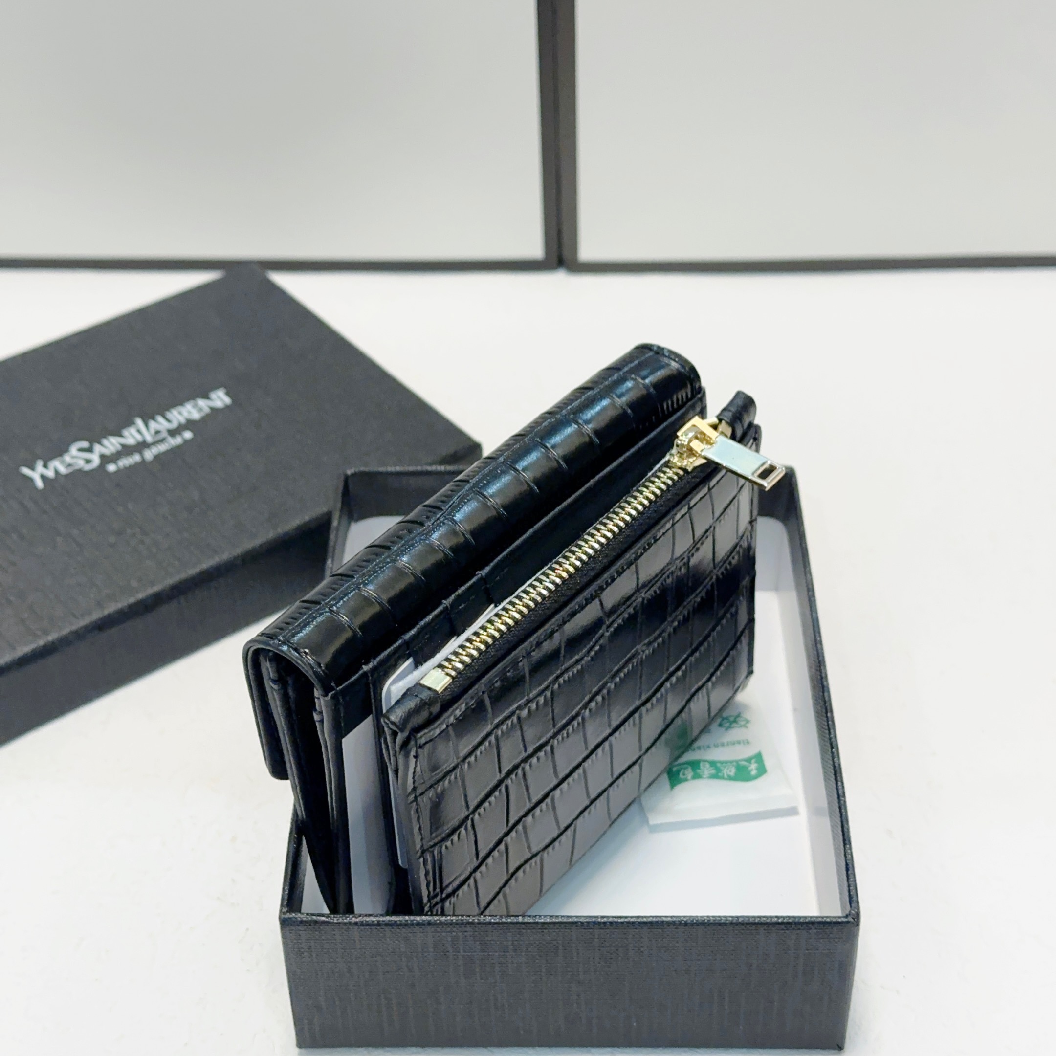 P100🎀🎀颜色 黑🎀尺寸 10x9🎀圣罗兰爆款压纹牛皮小钱包🔥款式经典做工精细耐磨耐用手感极佳❤️