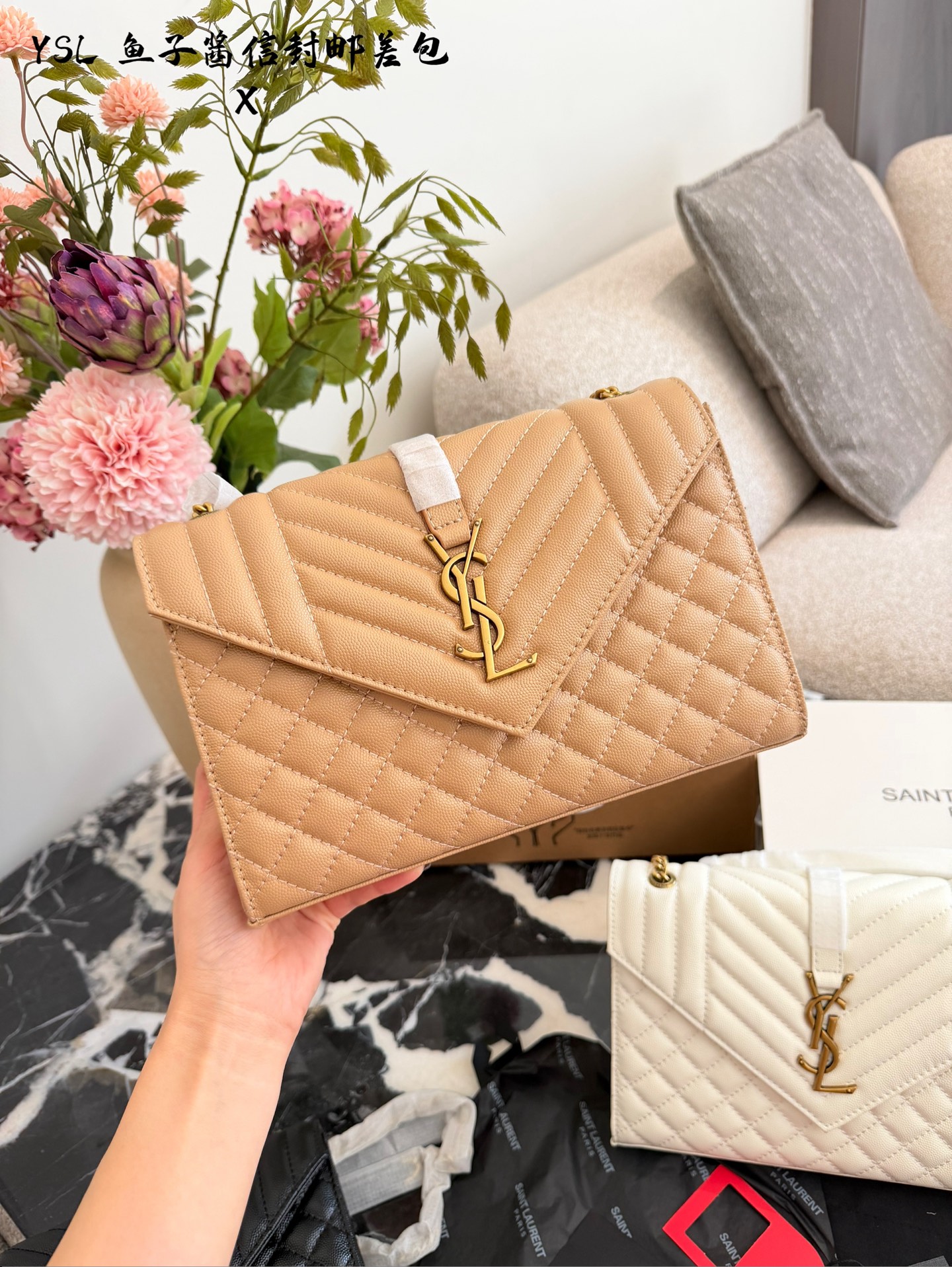 YSL鱼子酱信封包​​p155 🖤YSL Envelope鱼子酱信封包，经典信封造型+绗缝设计，质感满分！颗粒纹牛皮耐磨又高级，金色Logo超有辨识度✨。中号尺寸约24&times;17&times;6cm，容量适中，日常通勤或约会都很OK。链条可调节，单肩、斜挎、腋下背法随心切换，百搭不挑衣服，四季都能用！黑金配色经典耐看，实用又时髦，是YSL标志性手袋之一💼。