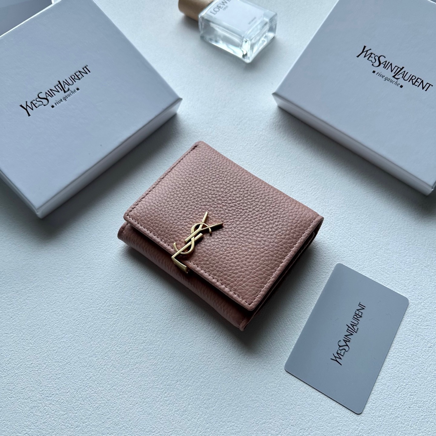 P85🎀🎀颜色 黑 粉🎀尺寸 11x10🎀圣罗兰🆕款♥三折短款钱包💕进口小牛皮质感一流👍独一无二风格,实用内阁超美超时尚美女必备单品🔥