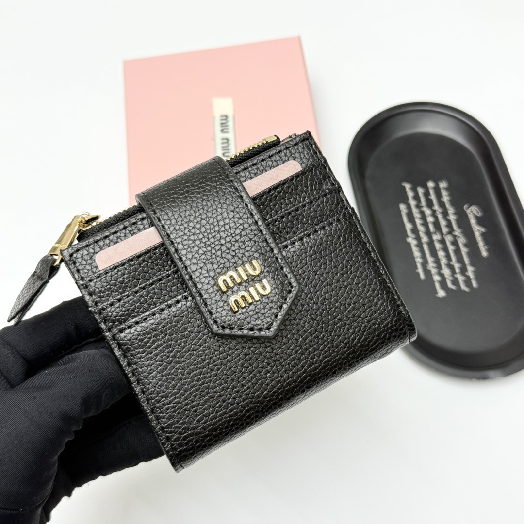 p85🎀miumiu V13🎀颜色 黑 棕🎀尺寸 11.5*10*3 🎀miumiu专柜最新款!专柜爆款热力来袭,釆用顶级进口牛皮,做工精细