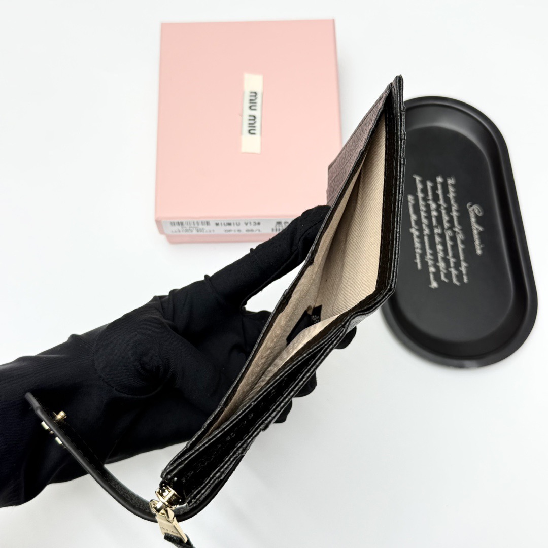 p85🎀miumiu V13🎀颜色 黑 棕🎀尺寸 11.5*10*3 🎀miumiu专柜最新款!专柜爆款热力来袭,釆用顶级进口牛皮,做工精细