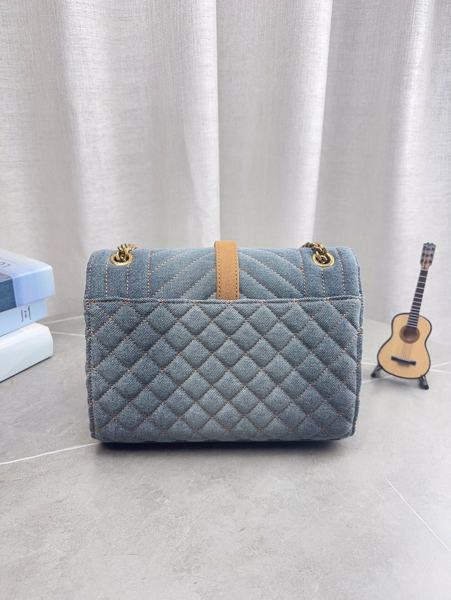 折叠飞机礼盒包装 高品质YSL圣罗兰牛仔链条信封包 简约才是百搭公式。 复古又时髦，妥妥的街拍神器。 出街通勤都可。 容量很大，可肩背、斜挎。 搭配很显高级感。 是帅气女孩不可缺少的一款经典存在。 尺寸24*17cm p185