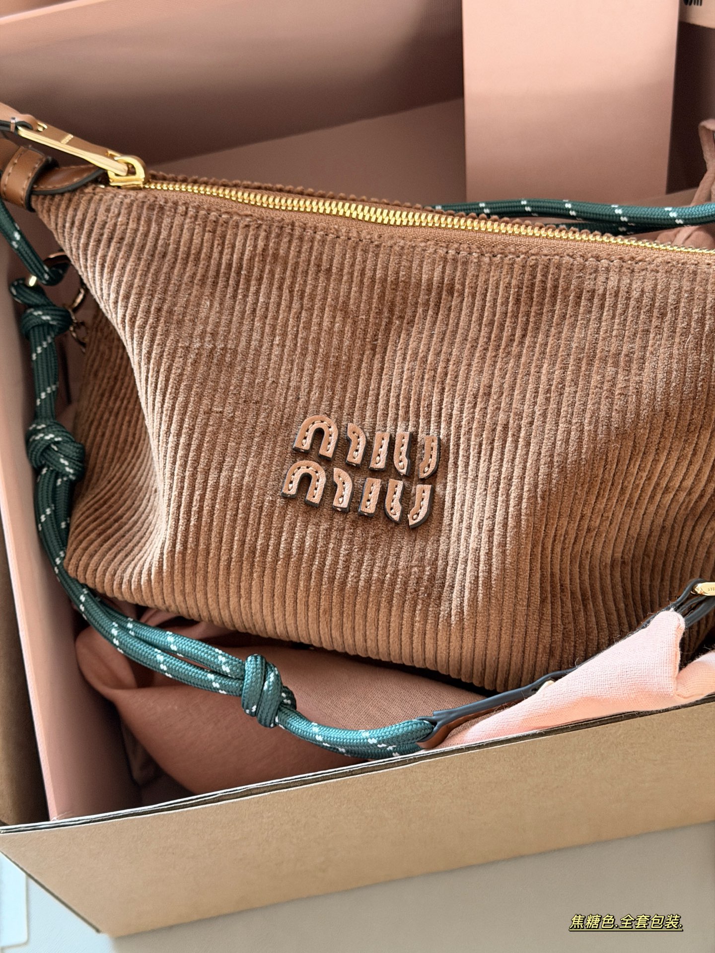 💰 190 配盒 size：底宽18*15cm miumiu 灯芯绒小饭盒~ 自带冲浪绳！！ 秋冬氛围感拉满 性价比之王 休闲百搭的饭盒包又来噜!!