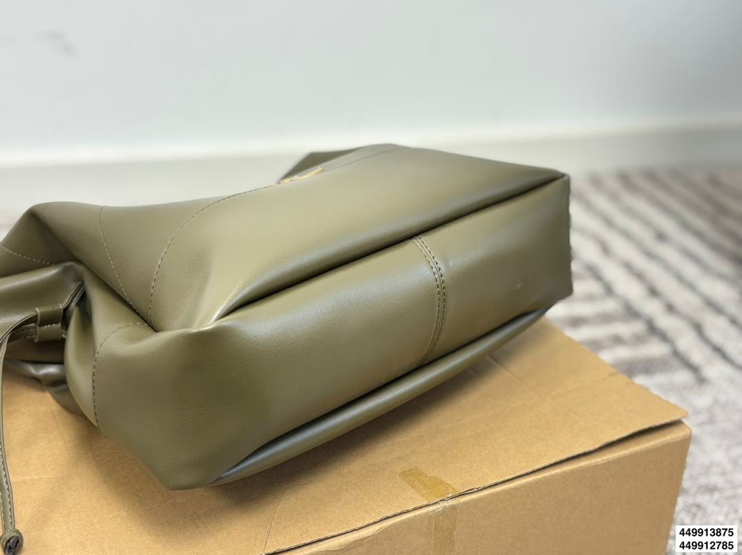 p205 p195全套包装 圣罗兰YSL托特包 隐藏的王炸现身！ 特别满意通勤包 心动一万次了！！ 超超超级王炸的一只通勤大包 质感真的很哇塞 强烈推荐！！！ 尺寸34 33/28 27