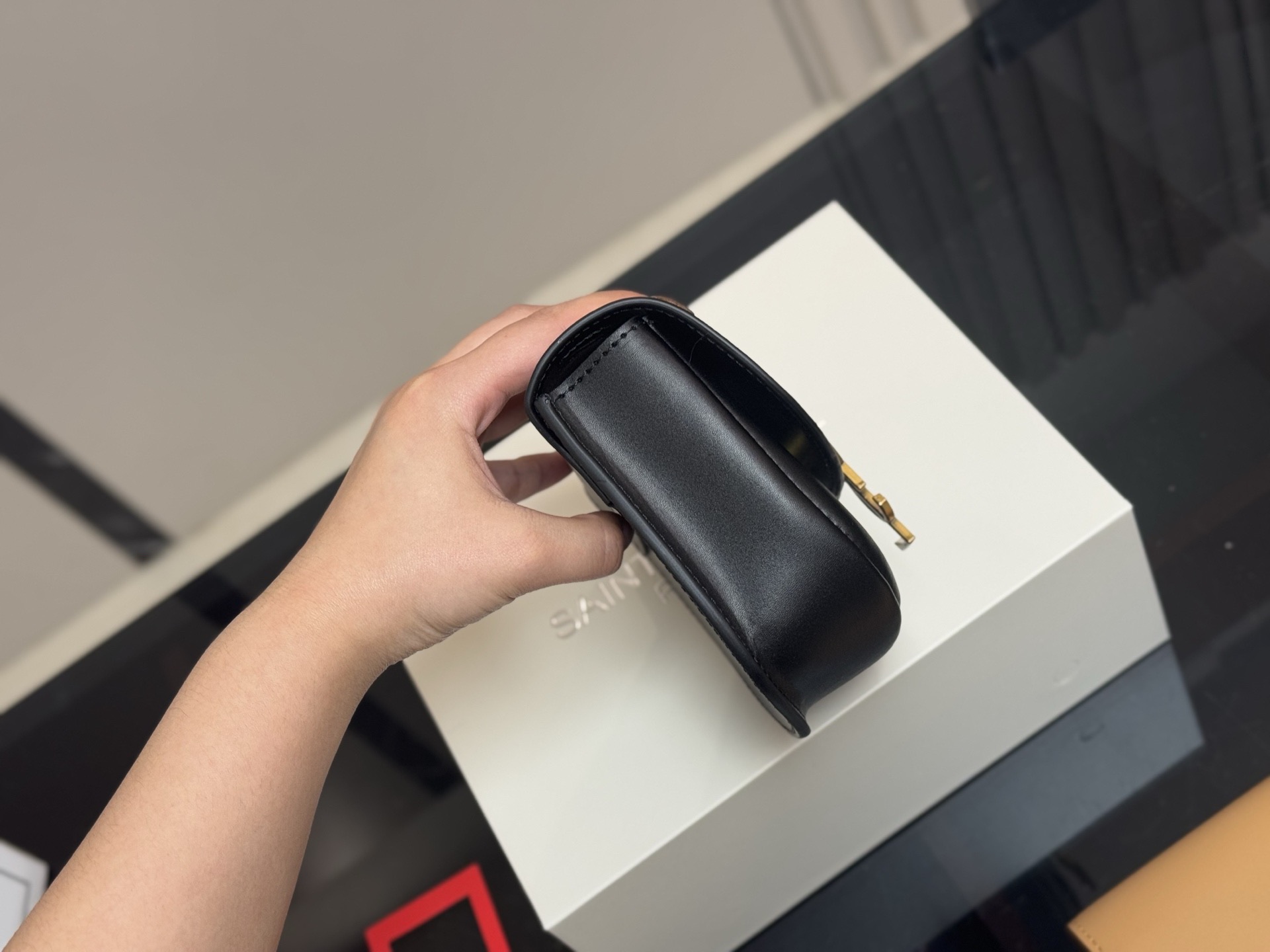 &yen;140 配折叠盒飞机盒 尺寸:17cm 圣罗兰 Kala马鞍 很好看啊啊啊 这款绝对是ysl的鼻祖！ 牛皮品质！ 太STALY！