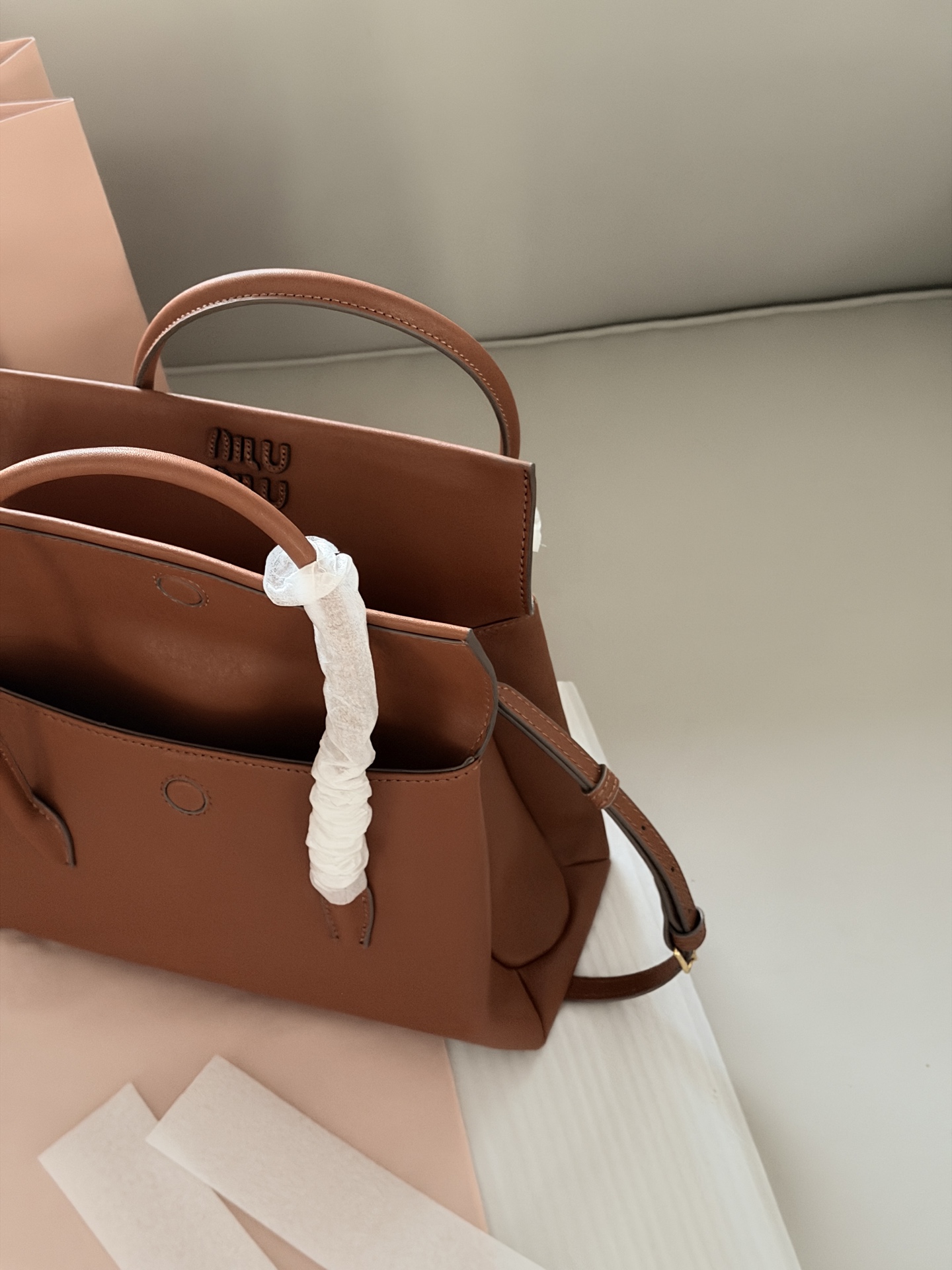 💰225 配盒 size：28*20cm Miumiu Solitaire用上了! 这只Solitaire简直让我一眼万年! 复古调调拿捏得死死的， 亮面皮超级好看 质感也超好！ 两边的翻盖格设计真的很贴心， 磁吸翻盖很方便 可手提可单肩可斜挎， 从实用性来说，这只Solitaire真的nice！