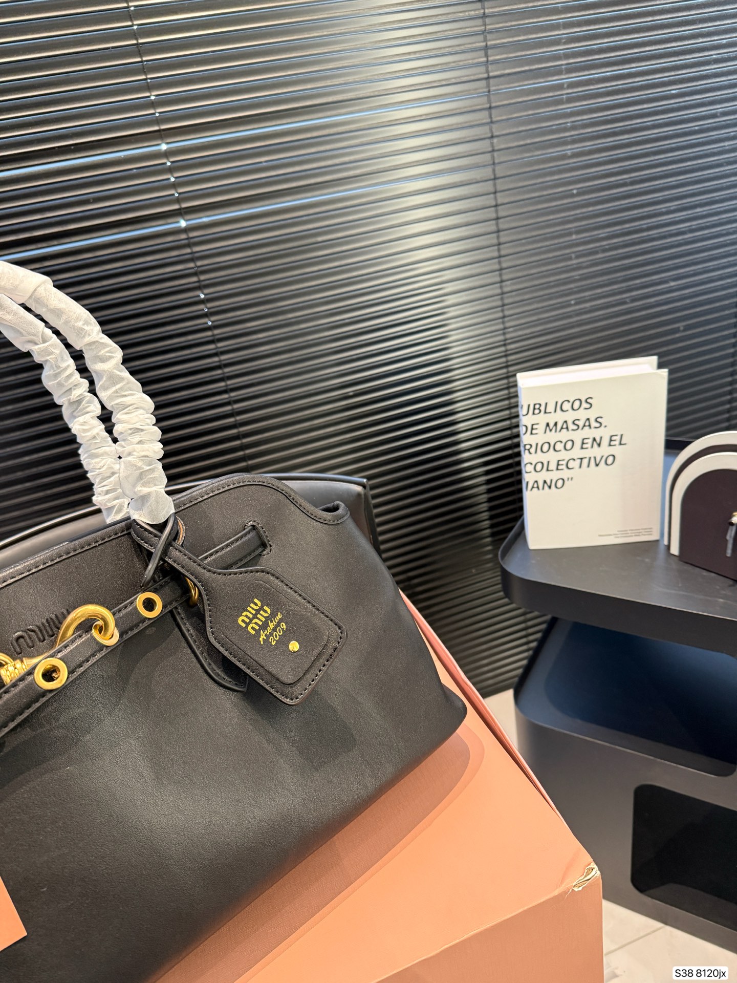 P240 配折叠盒子 麂皮缪缪托特 要么说今年MIUMIU确实“妖”呢 不得不承认MIUMIU现在的产品越来越受欢迎了,不仅仅女生的适龄段继续年轻化,男生的关注度也越来越高,而且营销的确也跟得上,时装周期间的热搜数量就很说明问题~尺寸:45 23货号8120