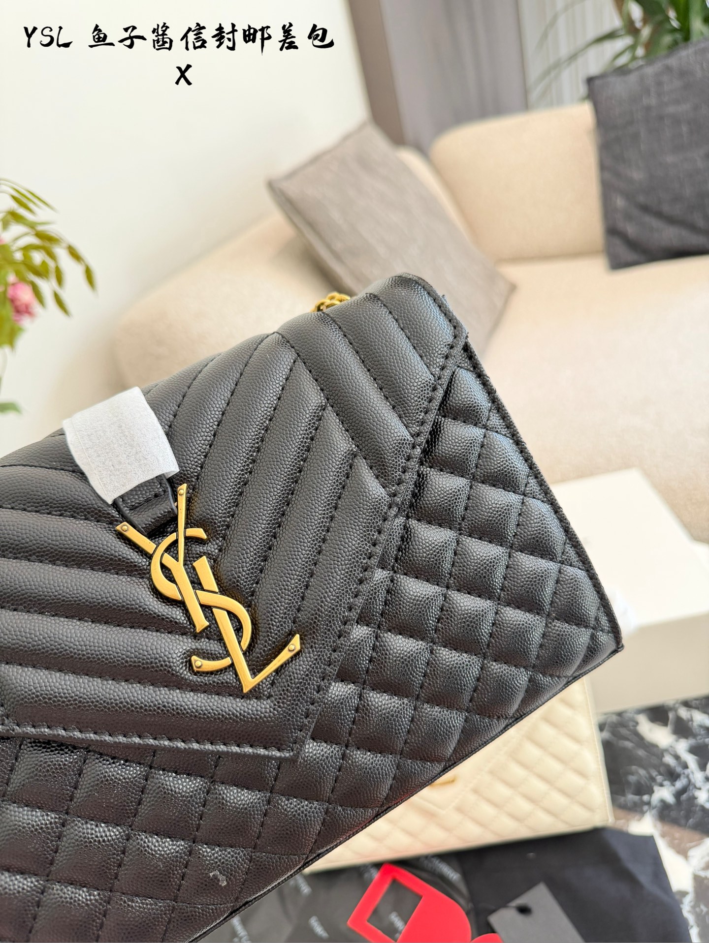 YSL鱼子酱信封包​​p155 🖤YSL Envelope鱼子酱信封包，经典信封造型+绗缝设计，质感满分！颗粒纹牛皮耐磨又高级，金色Logo超有辨识度✨。中号尺寸约24&times;17&times;6cm，容量适中，日常通勤或约会都很OK。链条可调节，单肩、斜挎、腋下背法随心切换，百搭不挑衣服，四季都能用！黑金配色经典耐看，实用又时髦，是YSL标志性手袋之一💼。