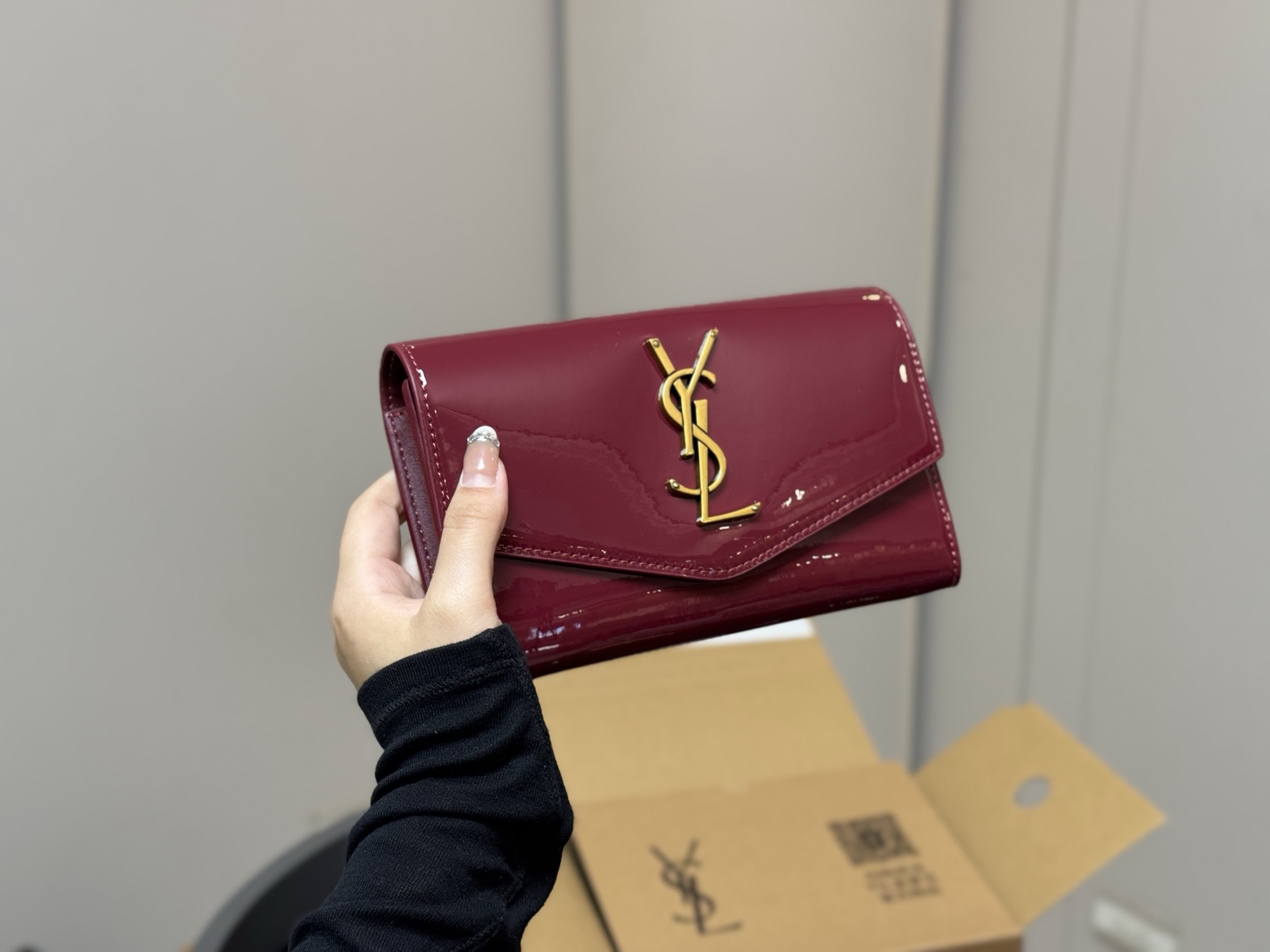 &yen;150 配折叠盒飞机盒 size：19*12cm 圣罗兰 woc二合一信封包 牛皮看起来质感特别好！耐磨耐用！ 🉑️斜挎🉑️