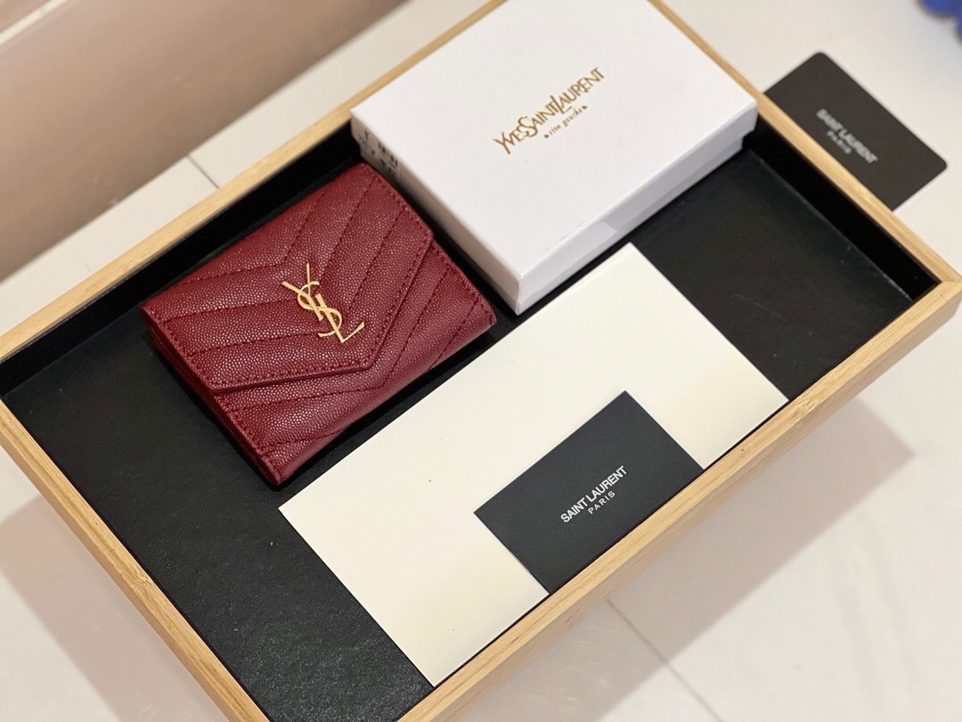 p95🎀圣罗兰 7203🎀颜色:黑色 枣红 🎀尺寸:11*10*2🎀YSL专柜火爆登场!采用鱼子酱纹真皮,做工精致, 媲美专柜!多功能小钱包,超级实用!