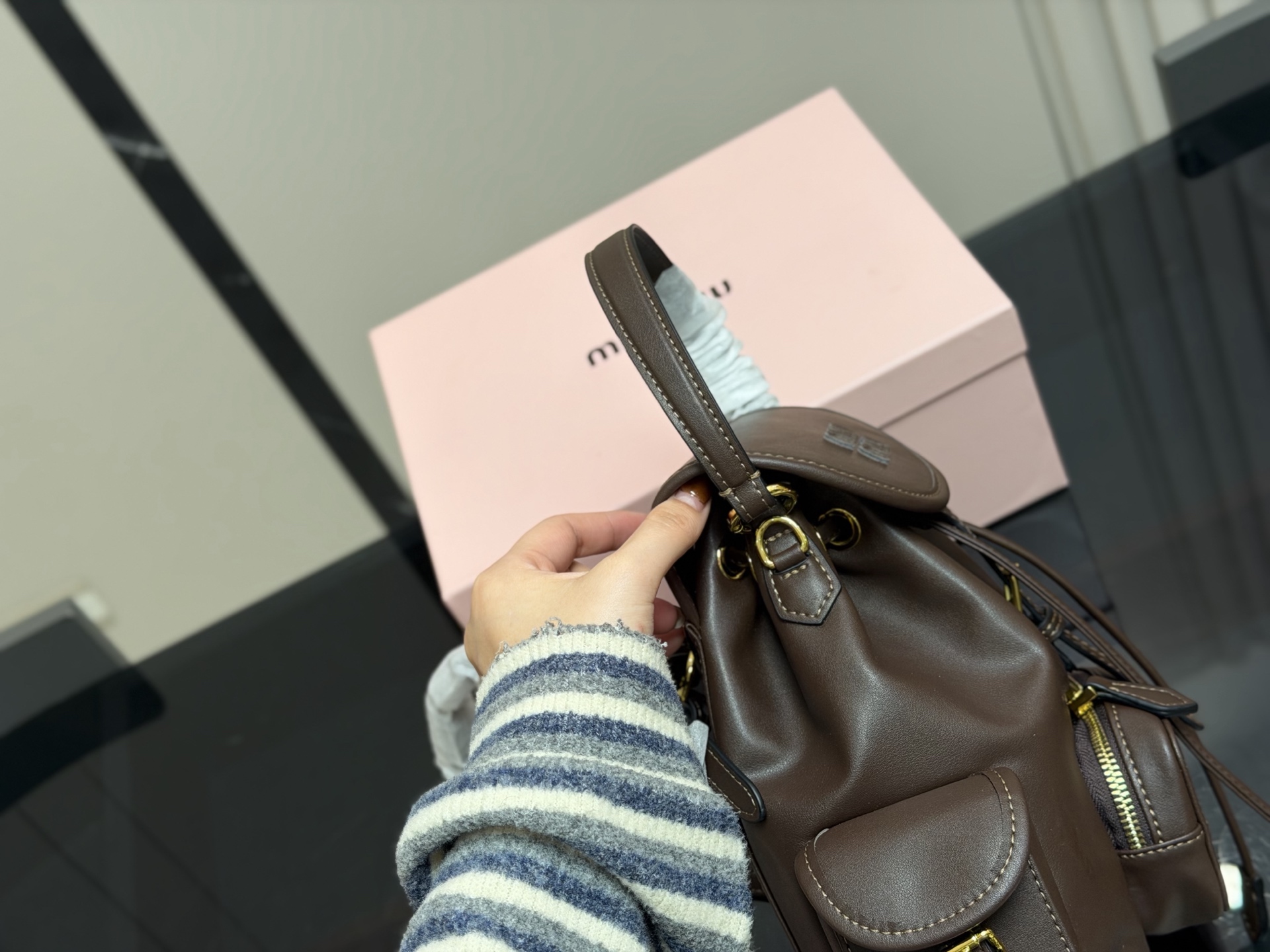 ¥210 配盒 size:21*23cm(小号) 又一季特别美丽的Miu Miu miumiu ss25 双肩包 少女心与摩登格调的碰撞 轻松拿捏时髦 轻便能装,质感绝绝子,miumiu的少女感+酷感完美结合~