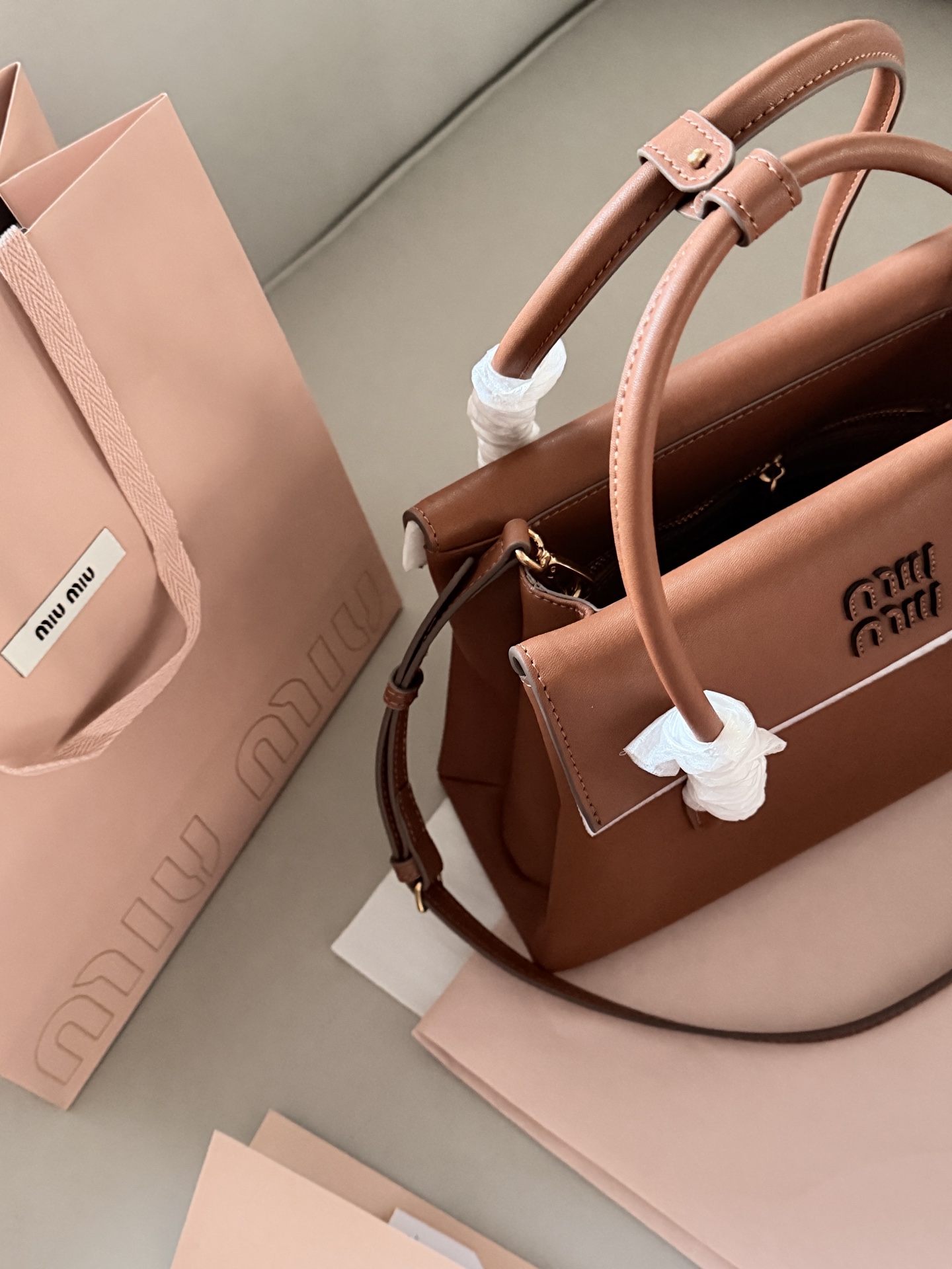 💰225 配盒 size：28*20cm Miumiu Solitaire用上了! 这只Solitaire简直让我一眼万年! 复古调调拿捏得死死的， 亮面皮超级好看 质感也超好！ 两边的翻盖格设计真的很贴心， 磁吸翻盖很方便 可手提可单肩可斜挎， 从实用性来说，这只Solitaire真的nice！