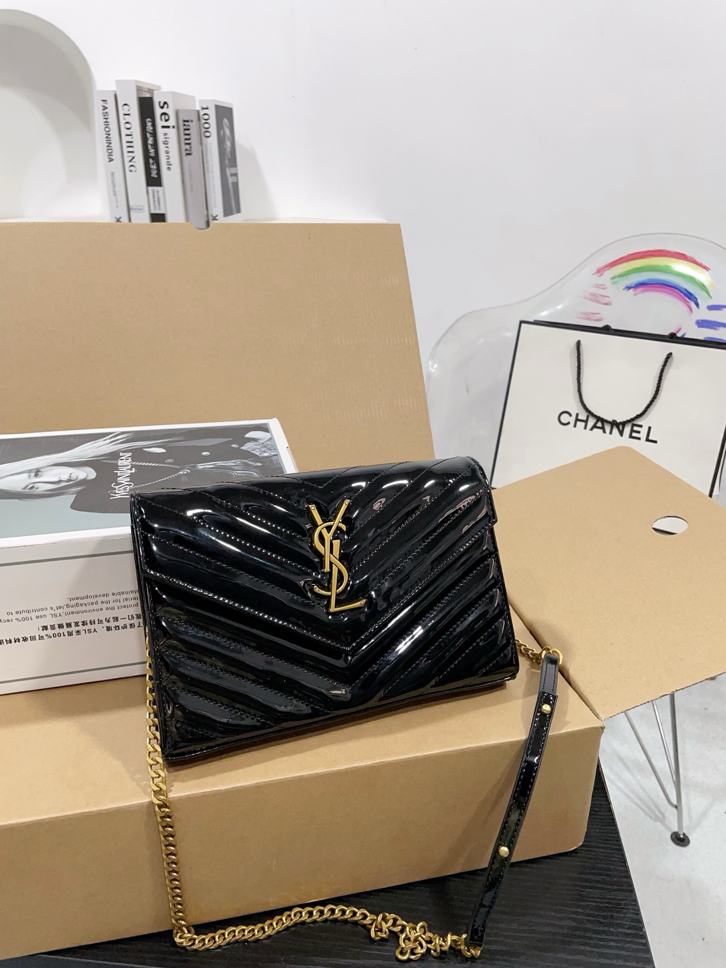 👑💰P150 配飞机盒折叠盒子 漆皮圣罗兰信封包 原版五金logo 首^_^所谓人人必备一款,这个款式必须自留 经典版型! 真的是让人眼前一亮 喜欢的美妞抓紧啦 实物简直太美 尺寸23 16