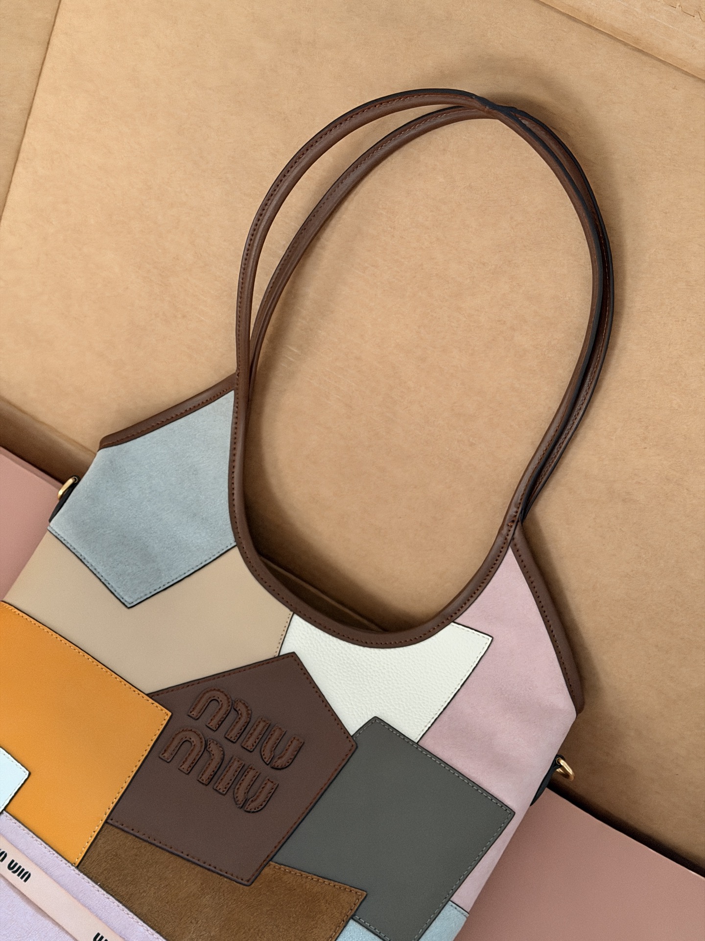 💰 275 配全套包装 size：33*30cm MiuMiu拼皮家族又来新配色啦 可爱的Miumiu ivy 复古麂皮牛皮拼皮 秋冬文艺感叠穿秘诀 谁还没爱上Miu Miu 软糯麂皮质感超nice！ 有种谁背都是萌萌的既视感hahaha~ 牛仔牛皮皮质哦！