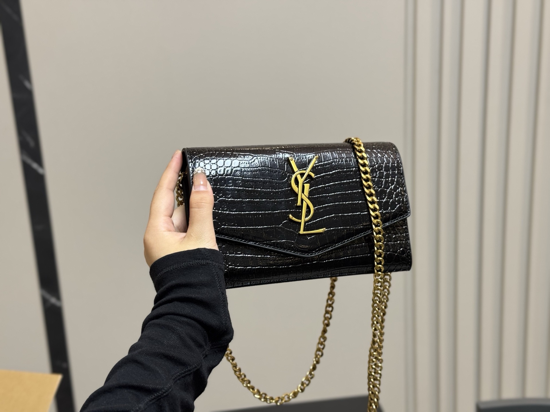 &yen;150 配折叠盒飞机盒 size：19*12cm 圣罗兰 woc二合一信封包 牛皮看起来质感特别好！耐磨耐用！ 🉑️斜挎🉑️