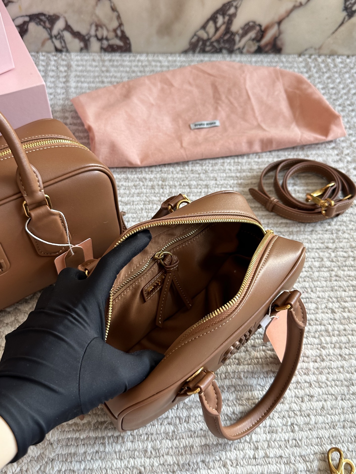 💰190、💰180 配盒 size：22*11cm 27*13cm miumiu保龄球/公文包/ 包包甜度刚好！ 很难不爱啊啊！ 可手拎也可斜挎 绝对不是小废包哦!容量足足的~~ 出场就是miumiu小公主！