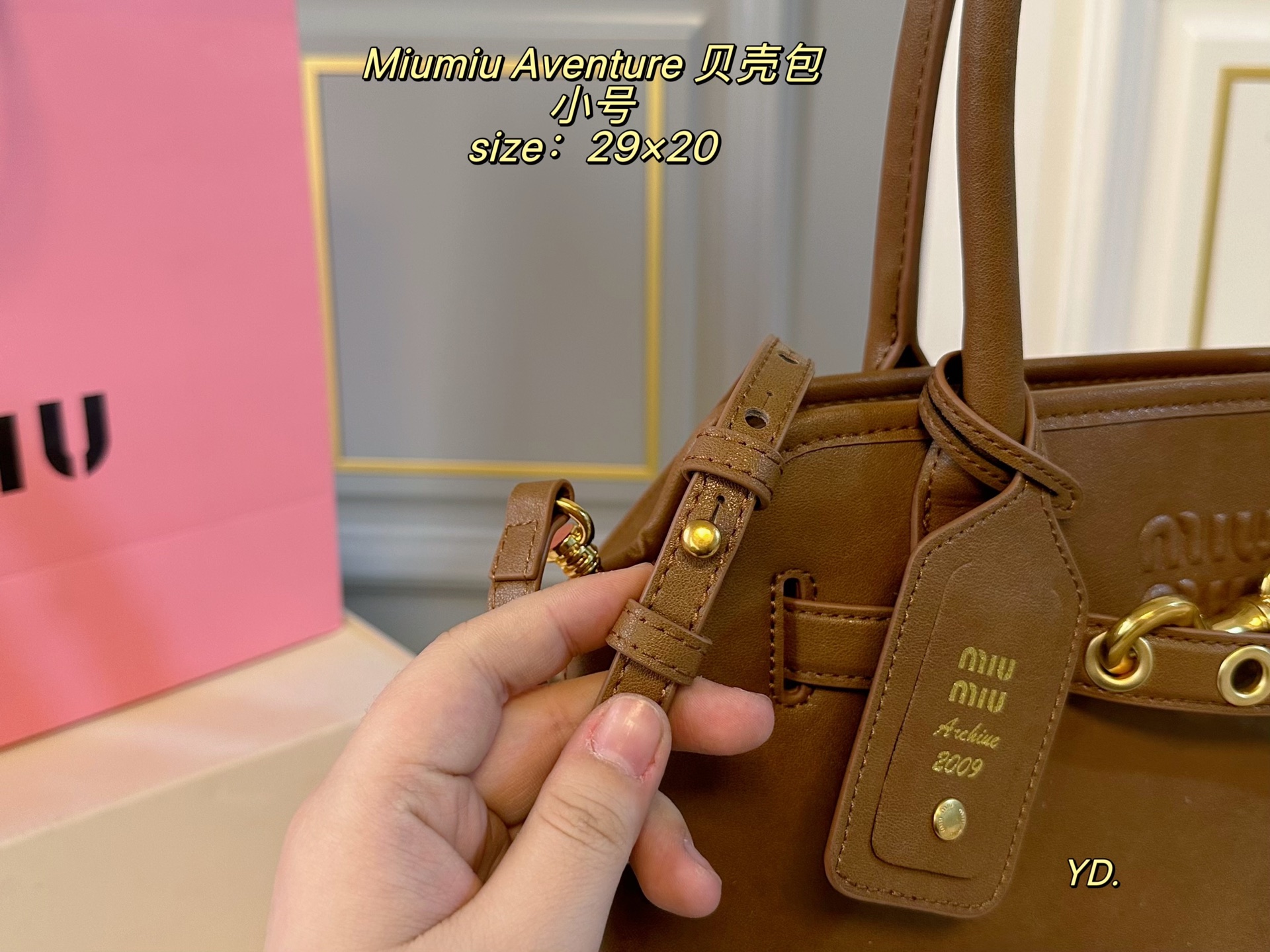 P230小号（无盒） size：29&times;20小号 MiuMiu缪缪新款Aventure24贝壳包 💕 皮质有种做旧年代感 复古感满满 自重轻，设计感强，洋气时髦 超大空间，又高级又能装‼️