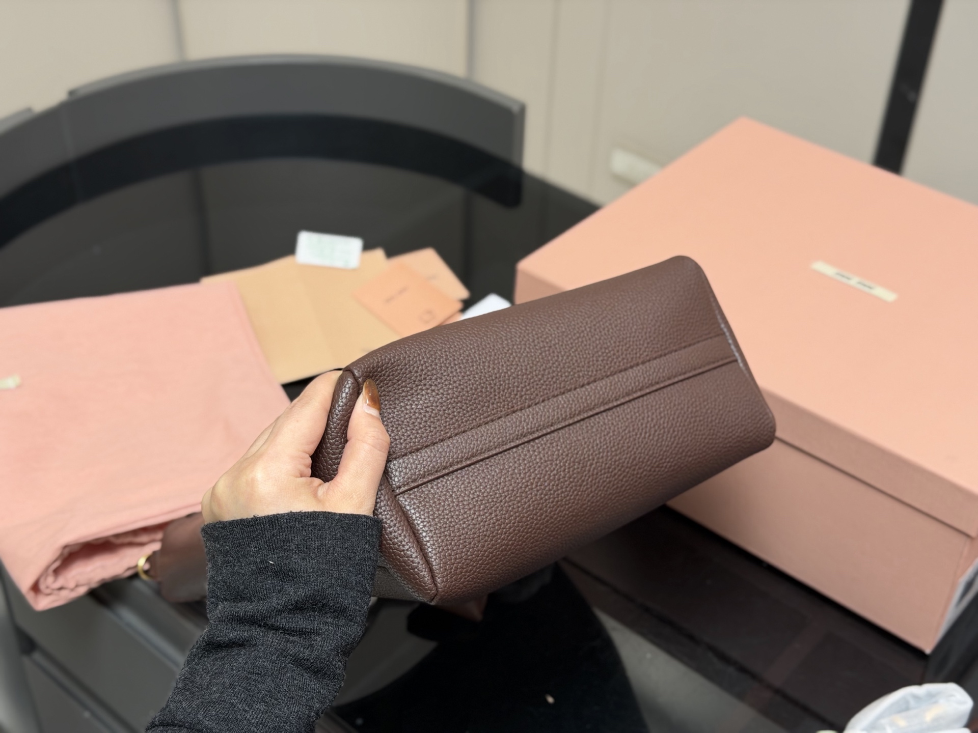 ¥210 ¥230 配盒 size:16.23cm 23.30cm miumiu新款斜挎机车包! 首发! 福音种草了哦 超级松弛感的一款包包肩带长度可以调节哦!