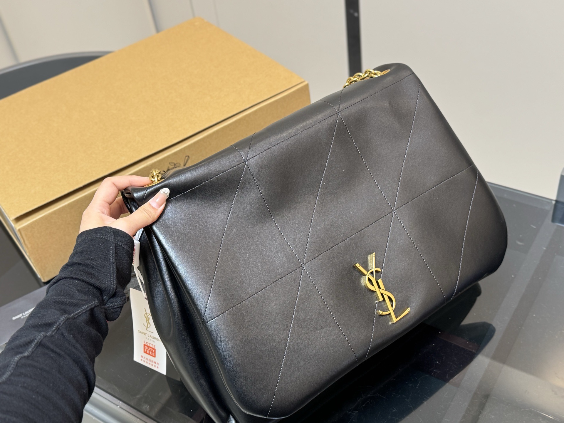 &yen;220 配盒 SAINT LAURENT|新款 链条包百Jamie」 圣罗兰新款大包JAMIE,你的时尚救星来了!」超细腻羊皮纹 手感舒适且耐用。 珠宝级工艺金属链条， 细节处的精致让你的品位更 上一层楼。 说慵懒松弛的设计，让你轻松驾驭各种场合，既有范又显气质。 由这款包包不仅日常实用，更是展现你的时尚态度! 40.30cm