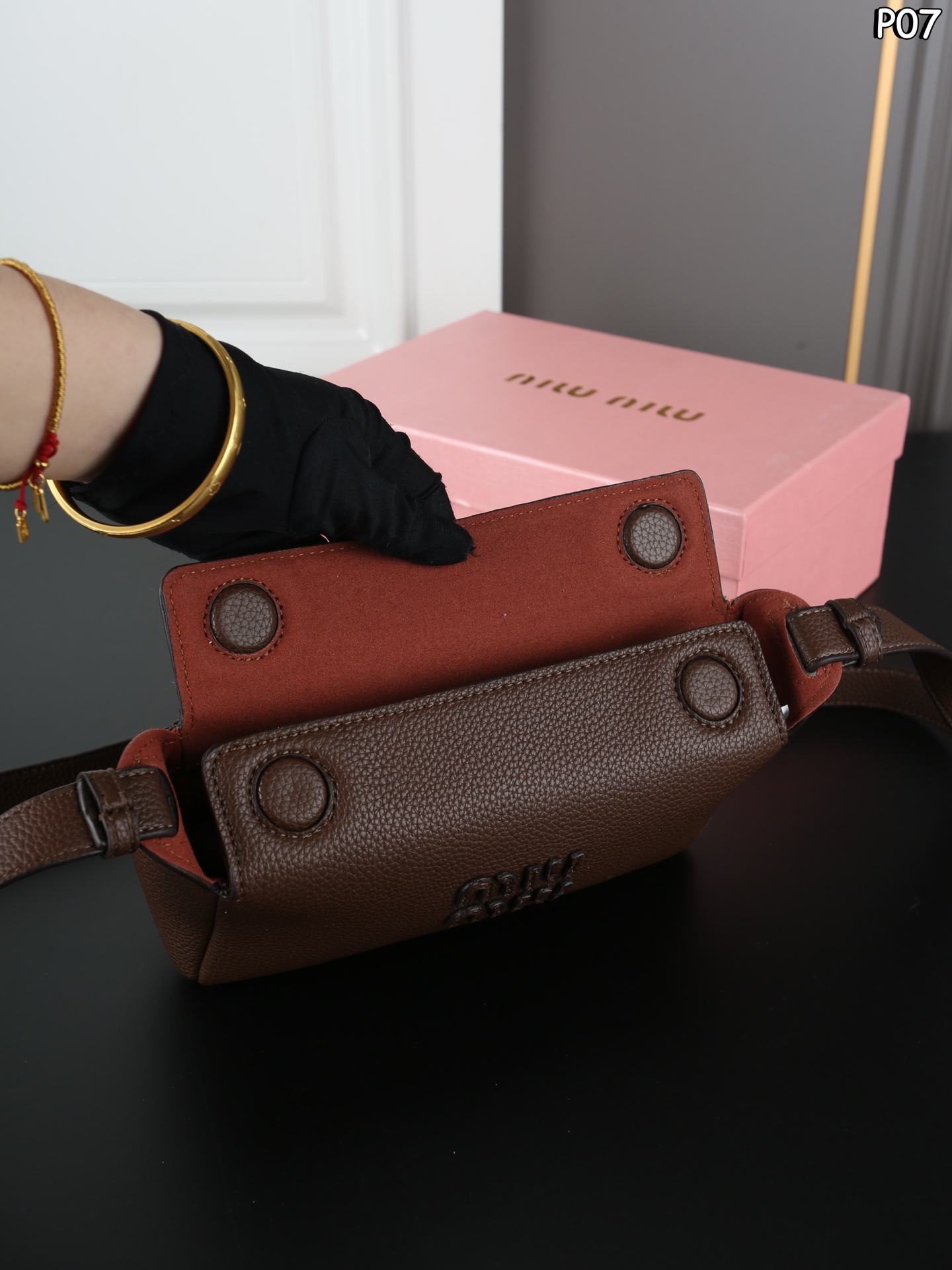 P145 天地盖 MIU MIU缪缪 相机包 斜挎单肩包 Miumiu相机包太可爱啦！荔枝纹小牛皮，手感好柔软太适合秋冬了[赞R] 方形设计简约低调又高级～ 日常手机 粉饼 钥匙.. 都能收纳～ 肩带可随意调节，时髦感十足～ 尺寸：20&times;11