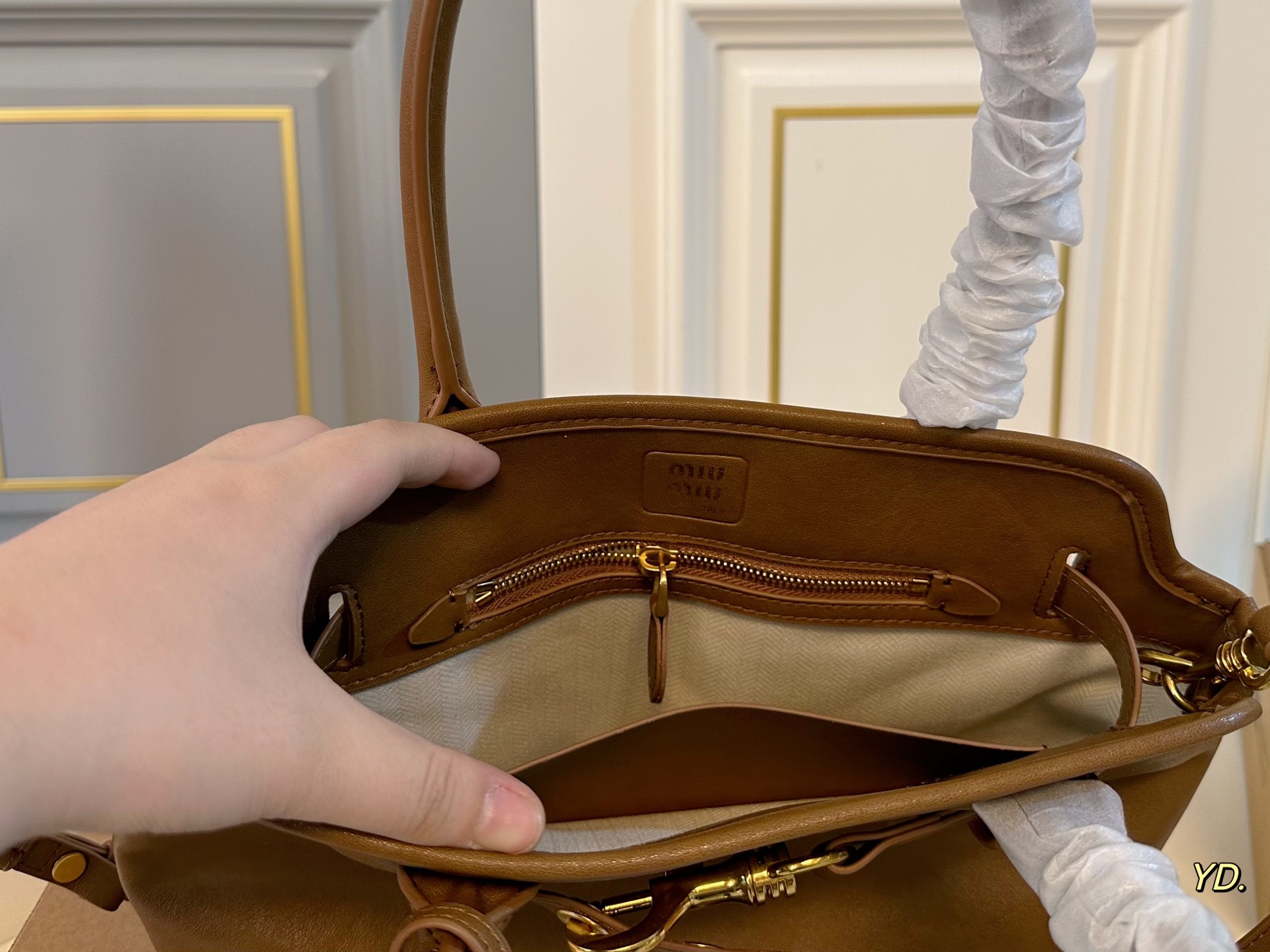 P230小号（无盒） size：29&times;20小号 MiuMiu缪缪新款Aventure24贝壳包 💕 皮质有种做旧年代感 复古感满满 自重轻，设计感强，洋气时髦 超大空间，又高级又能装‼️