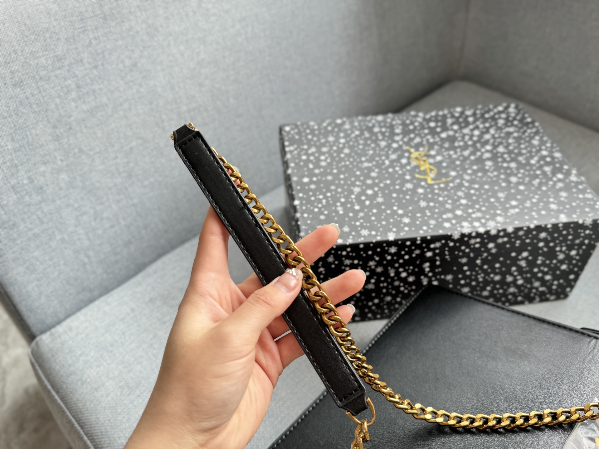 💰130 天地盖 size：22&times;15 圣罗兰 YSL SUNSET 徽章 日落包单肩斜挎手提包 链条包 低调奢华又复古计。包身硬挺，风琴式翻盖+徽章装饰，细节满分! 小巧实用，通勤休闲都 OK。内部多层隔层，收纳力强，链条肩带可单肩/斜挎，百搭灵活。