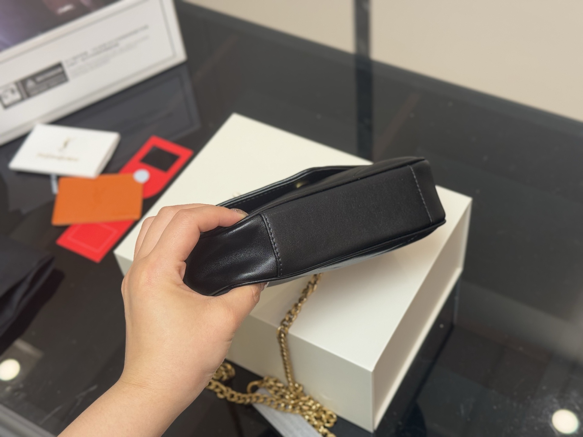 &yen;170 配折叠盒飞机盒 size：20.13cm ysl LOULOU PUFFER 圣罗兰软乎乎 黑金louloupuffer云朵包 中号的尺寸刚刚👌 搜索🔍圣罗兰ysl