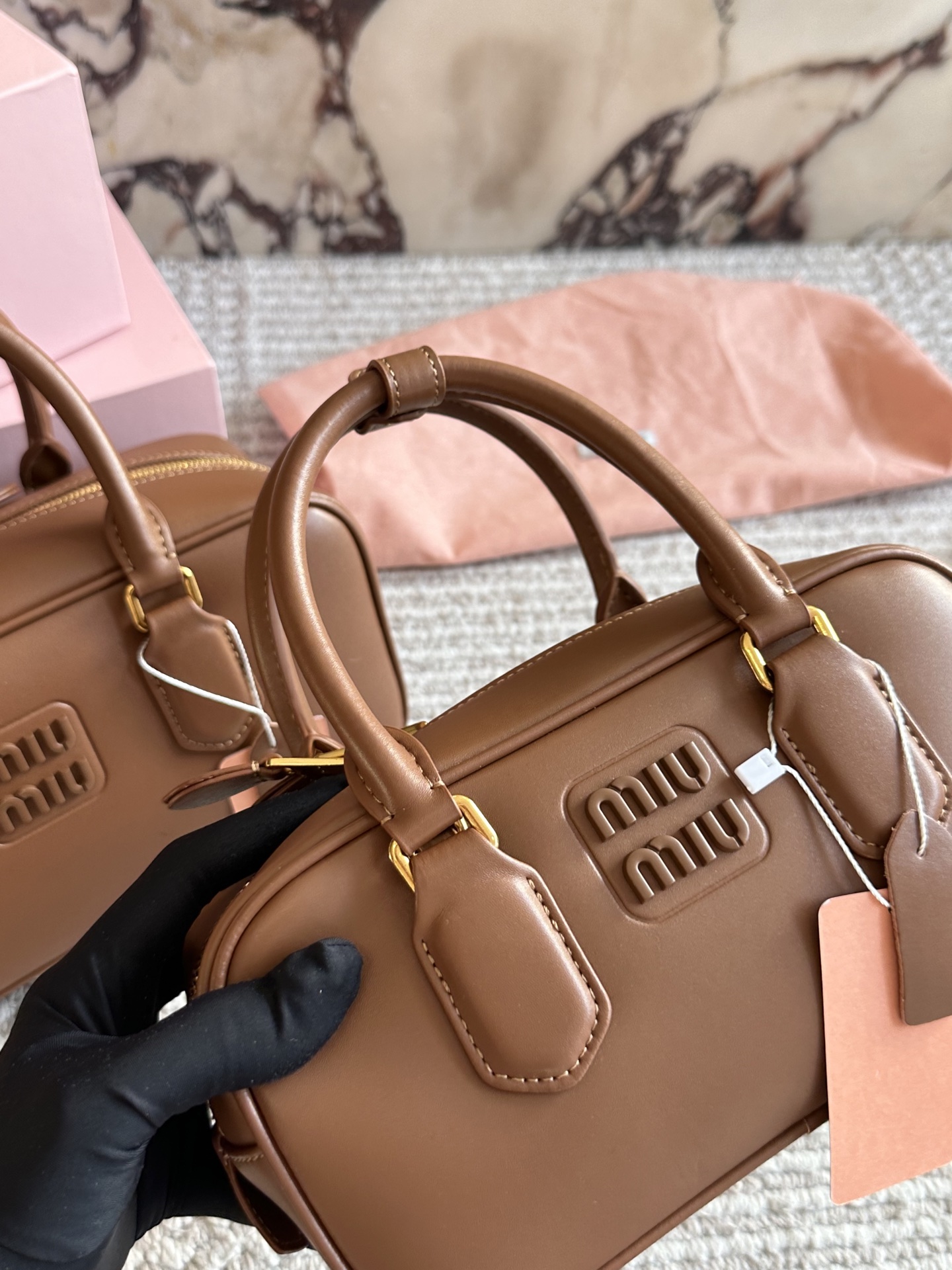 💰190、💰180 配盒 size：22*11cm 27*13cm miumiu保龄球/公文包/ 包包甜度刚好！ 很难不爱啊啊！ 可手拎也可斜挎 绝对不是小废包哦!容量足足的~~ 出场就是miumiu小公主！