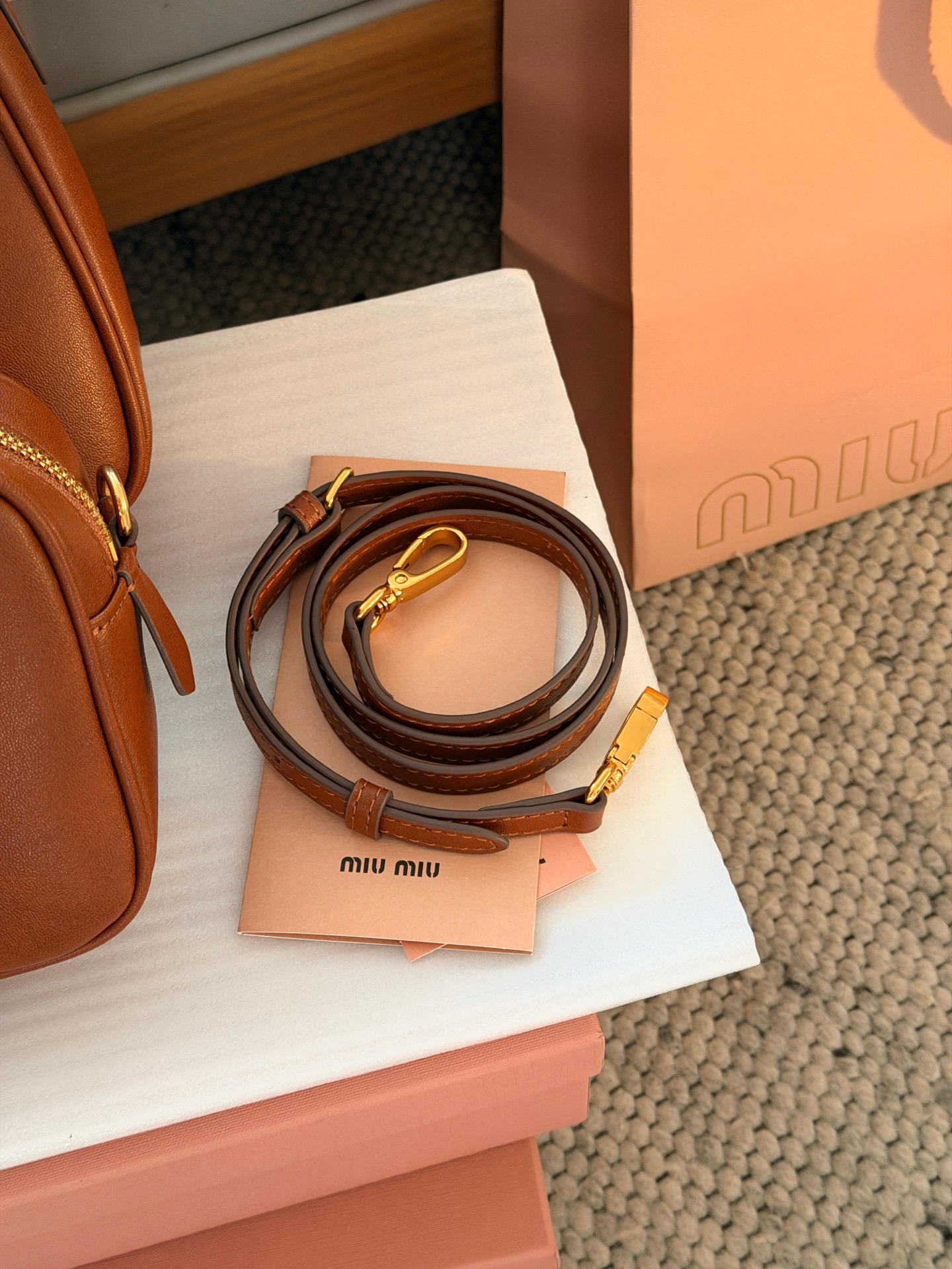 💰190 升级版配盒 size:20*14cm miumiu保龄球/公文包/吐司包 不要太高级,很高级~ 很难不爱啊啊! 可手拎也可斜挎 绝对不是小废包哦!容量足足的~~ 出场就是miumiu小公主