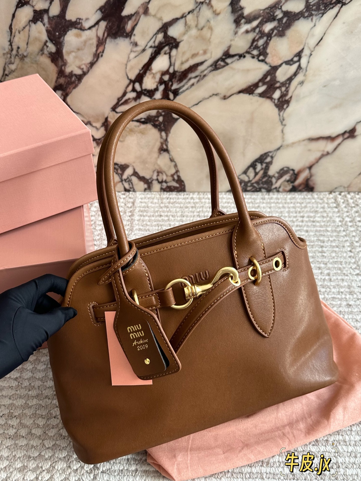 p250 原版皮 miumiu复古Aventure系列贝壳包 Aventure系列贝壳手提/斜挎包.上线啦! 24ss最流行款式,做旧褪色感的皮革颜色与质地,配上金属皮带搭扣高级又复古,采用小牛皮制作的包身设计精致,方正复古的造型 手提腋下斜挎包随意切换! 优雅通勤超好穿快快加入miu女孩吧! 尺寸:33 21cm复古包#牛皮包包