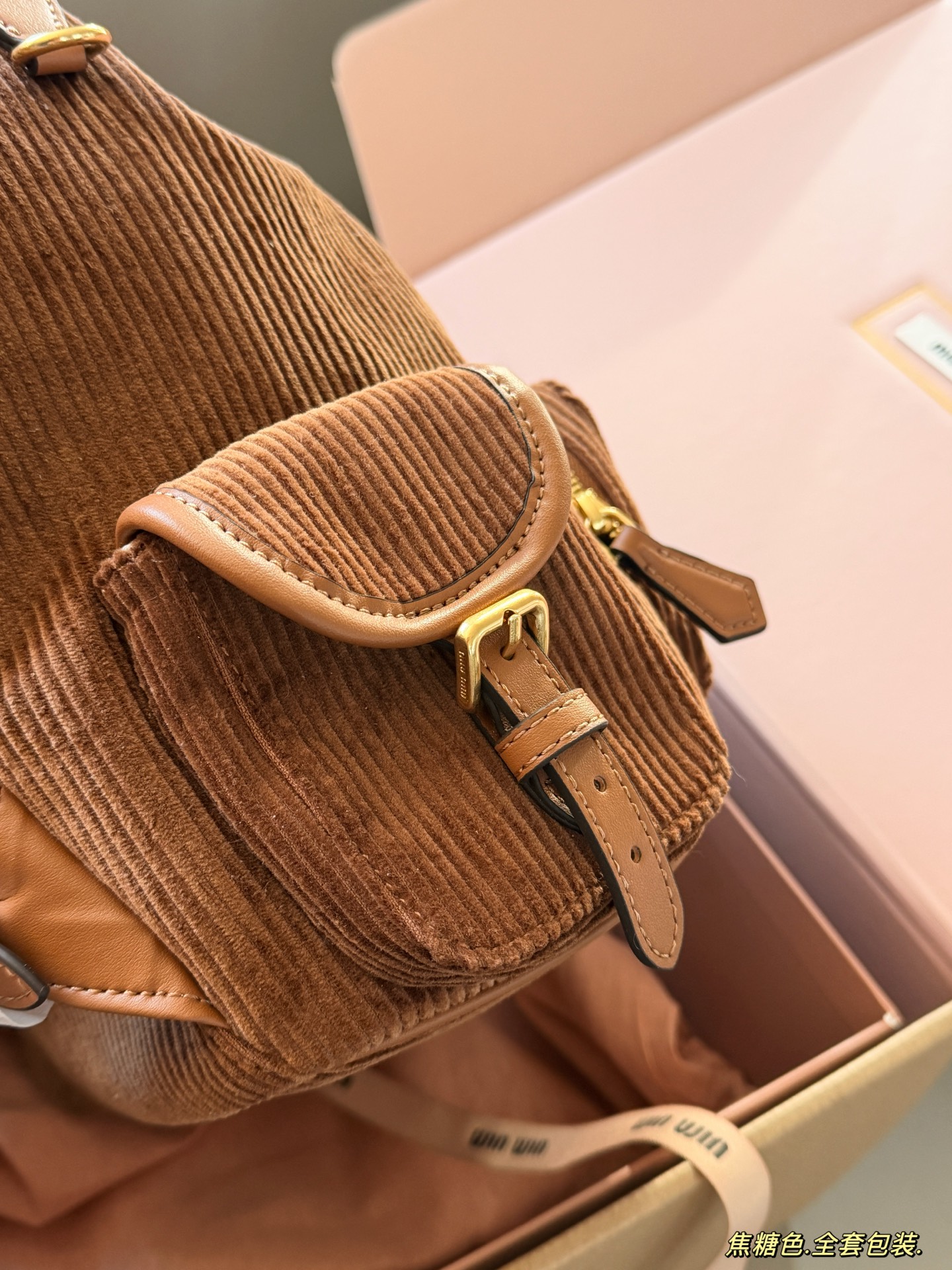 💰300 配全套包装 size：25*27cm（大号） 又一季特别美丽的Miu Miu miumiu ss25 灯芯绒双肩包 超适合秋冬搭配鲜艳跳脱的配色，为沉闷的秋冬增添色彩!搭配大衣超吸睛哦!