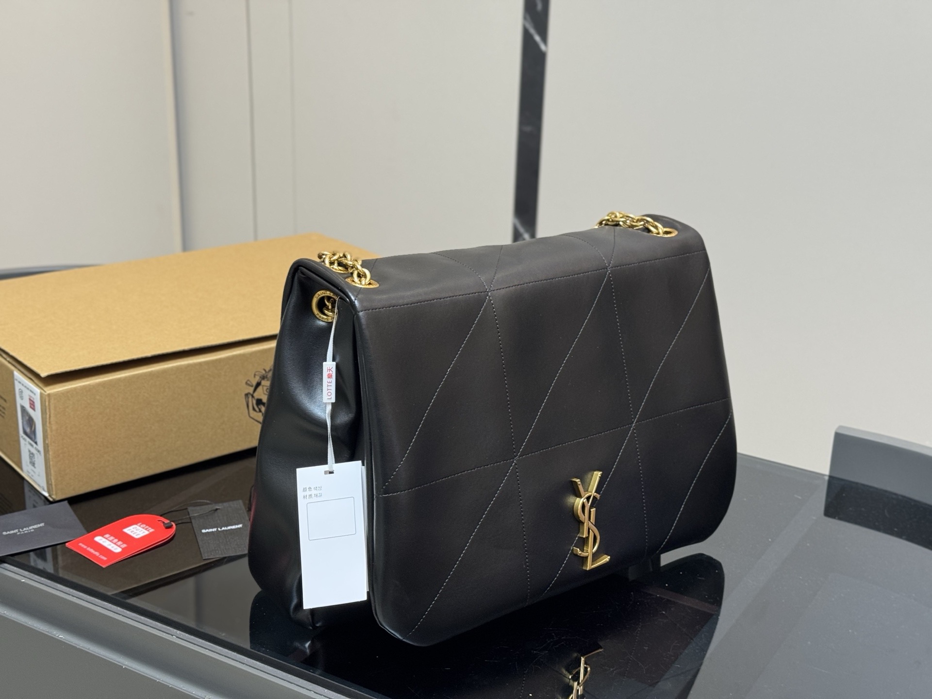 &yen;220 配盒 SAINT LAURENT|新款 链条包百Jamie」 圣罗兰新款大包JAMIE,你的时尚救星来了!」超细腻羊皮纹 手感舒适且耐用。 珠宝级工艺金属链条， 细节处的精致让你的品位更 上一层楼。 说慵懒松弛的设计，让你轻松驾驭各种场合，既有范又显气质。 由这款包包不仅日常实用，更是展现你的时尚态度! 40.30cm