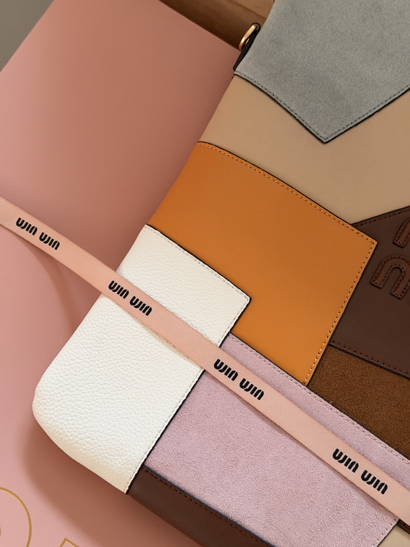 💰 275 配全套包装 size：33*30cm MiuMiu拼皮家族又来新配色啦 可爱的Miumiu ivy 复古麂皮牛皮拼皮 秋冬文艺感叠穿秘诀 谁还没爱上Miu Miu 软糯麂皮质感超nice！ 有种谁背都是萌萌的既视感hahaha~ 牛仔牛皮皮质哦！