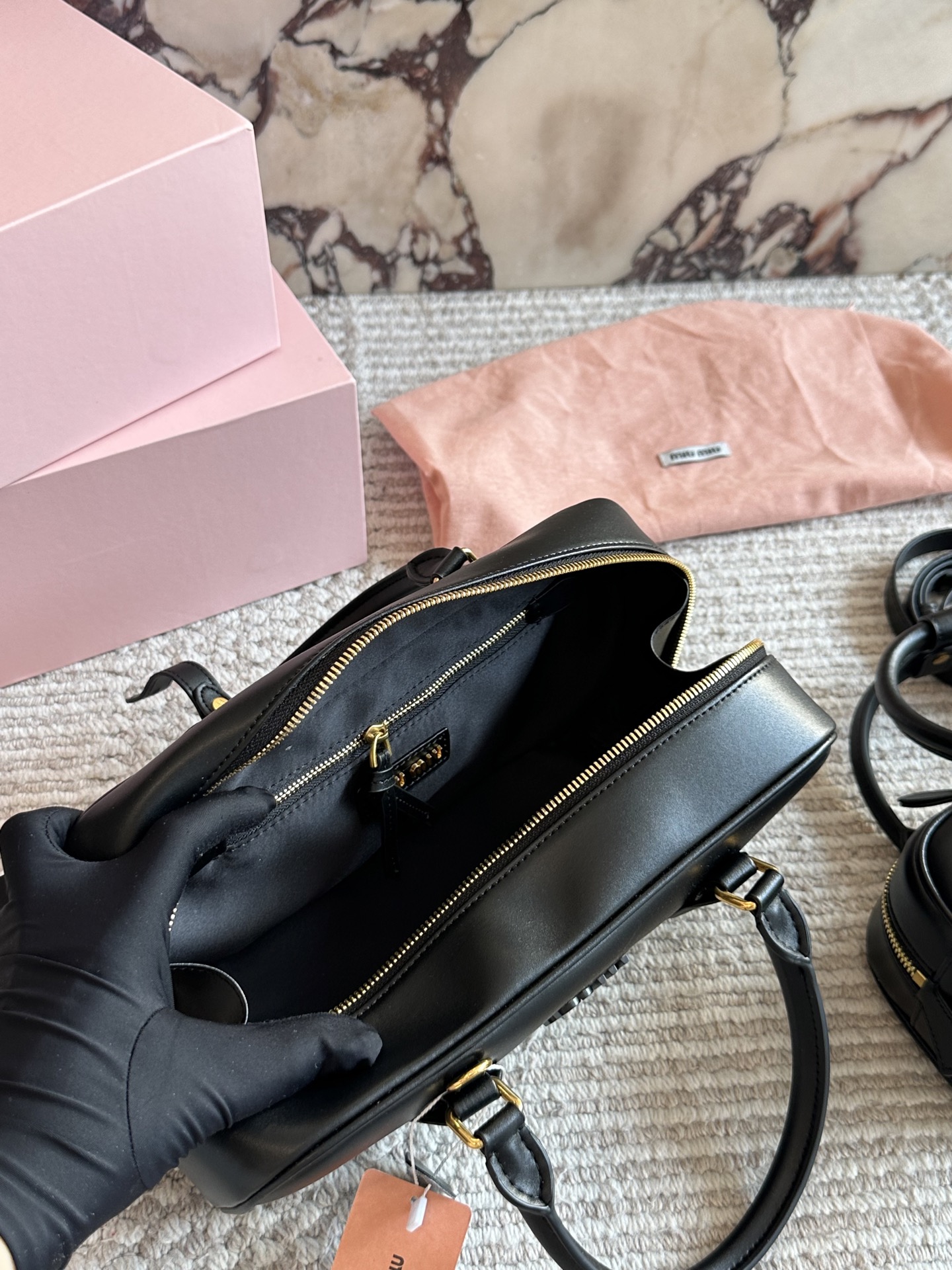 💰190、💰180 配盒 size：22*11cm 27*13cm miumiu保龄球/公文包/ 包包甜度刚好！ 很难不爱啊啊！ 可手拎也可斜挎 绝对不是小废包哦!容量足足的~~ 出场就是miumiu小公主！