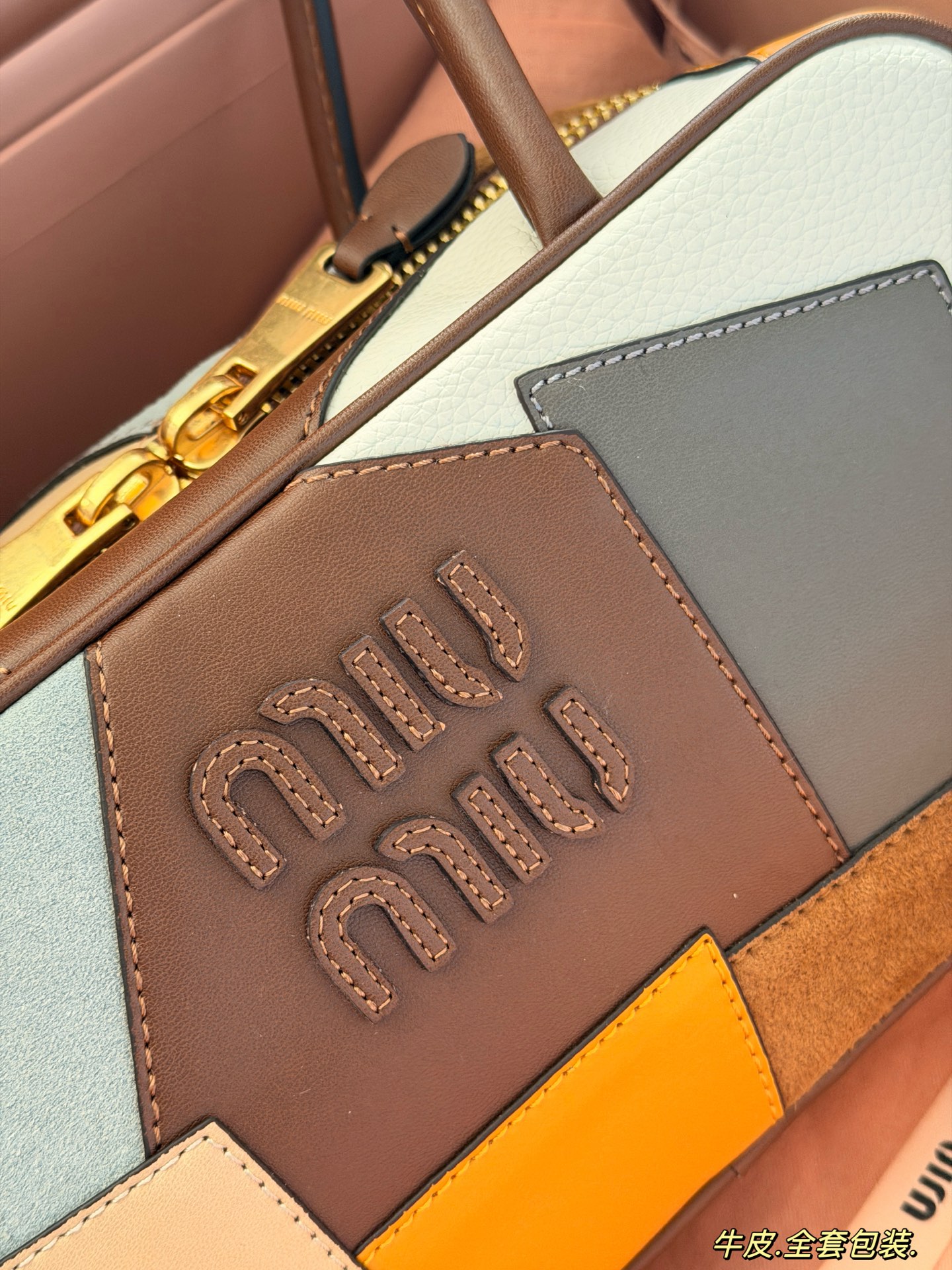 💰320 配盒 size：28*15cm miumiu保龄球/公文包 Miu又来抢钱了新款腋下公文包 来咯 ！ 背起来都很nice 哦 可手拎也可斜挎！ 出场就是miumiu小公主！