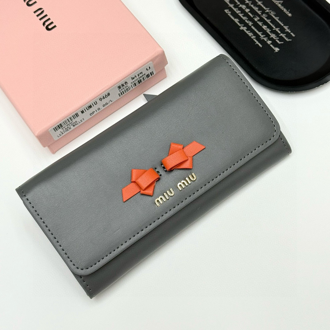 📢📢📢p105 miumiu 946 颜色：黑色 粉色 深灰色 浅灰色 尺寸：19*10.5*3.5 说明:miumiu专柜最新款火爆登场！采用头层牛皮，做工精致， 媲美专柜！绝美配色，超级精致时尚！