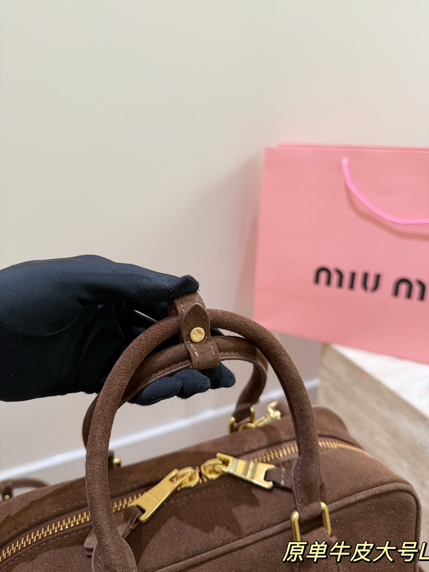 头层牛皮 P275 Miu新品 高级麂皮保龄球包 时尚绝美 大方且与众不同 日常 出街必入款 凸显功能性 实用主义 柔软舒服的触感 彰显 MiuMiu 女性愈加自信，务实，前卫和酷炫的态度 尺寸：28.16cm配礼盒🎁